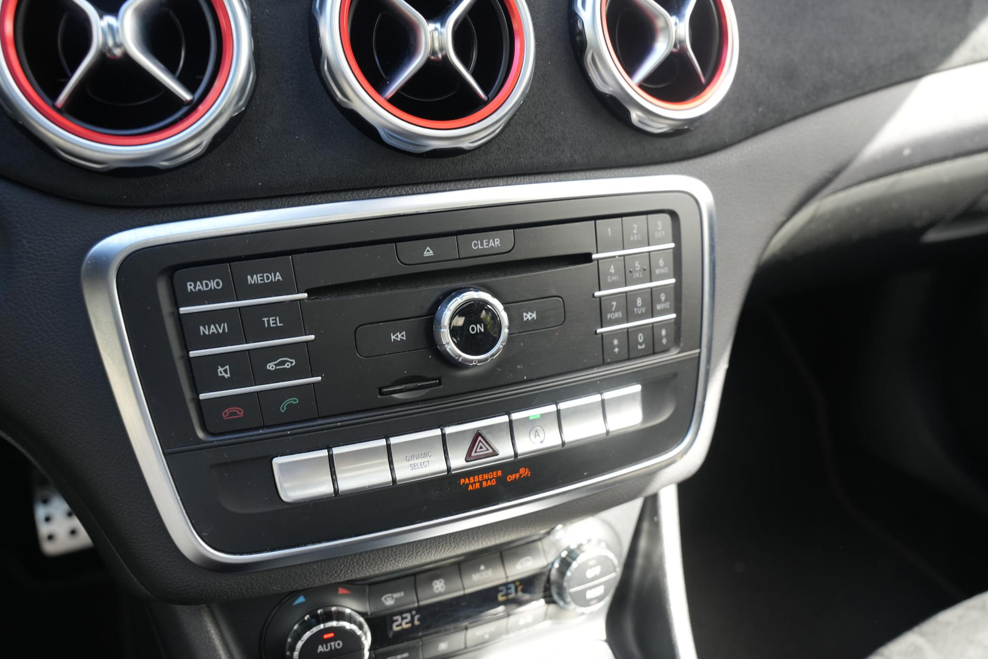 Mercedes-Benz GLA 200 Premium Plus 2018 POLAR WHITE (149U) 24