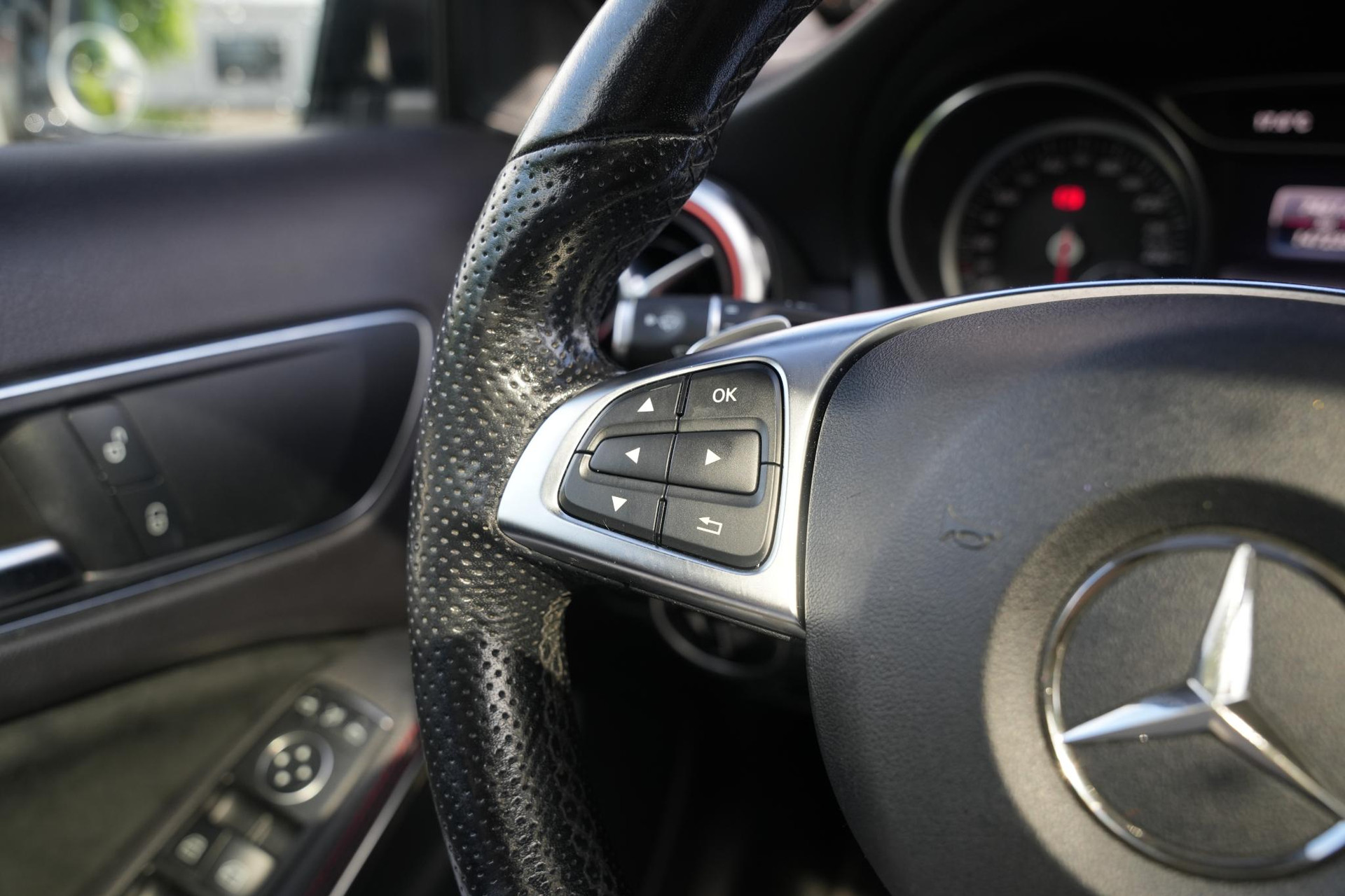 Mercedes-Benz GLA 200 Premium Plus 2018 POLAR WHITE (149U) 29