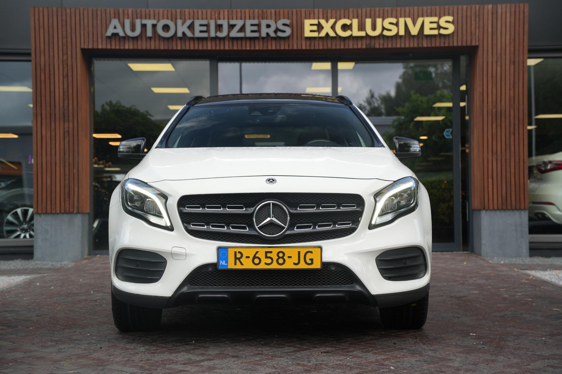 Mercedes-Benz GLA 200 Premium Plus 2018 POLAR WHITE (149U) 3