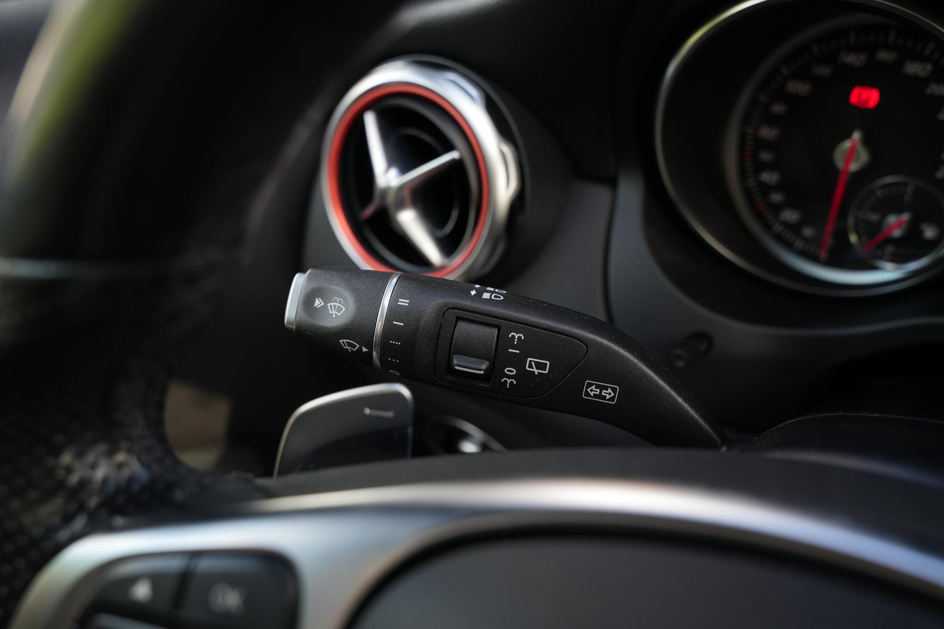 Mercedes-Benz GLA 200 Premium Plus 2018 POLAR WHITE (149U) 32