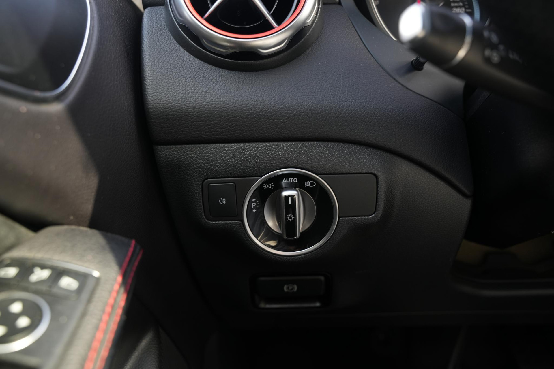 Mercedes-Benz GLA 200 Premium Plus 2018 POLAR WHITE (149U) 35