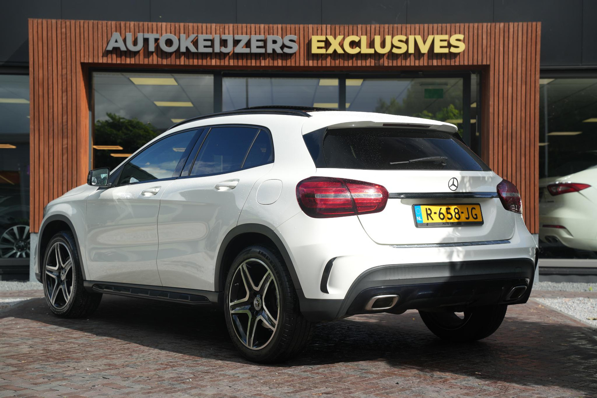 Mercedes-Benz GLA 200 Premium Plus 2018 POLAR WHITE (149U) 9