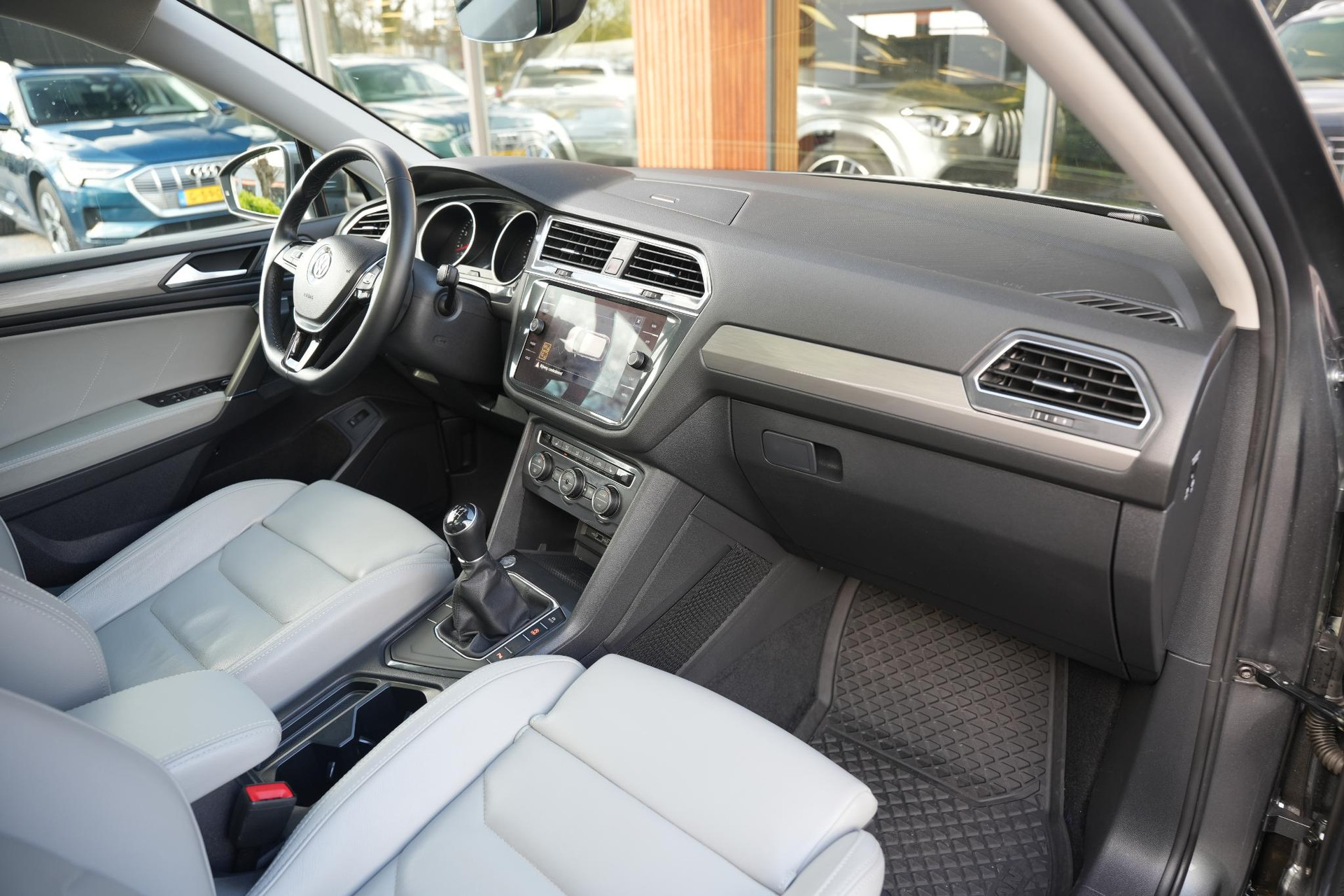 Volkswagen Tiguan Allspace 1.5 TSI Comfortline Business 2020 Platinum grey metallic 10