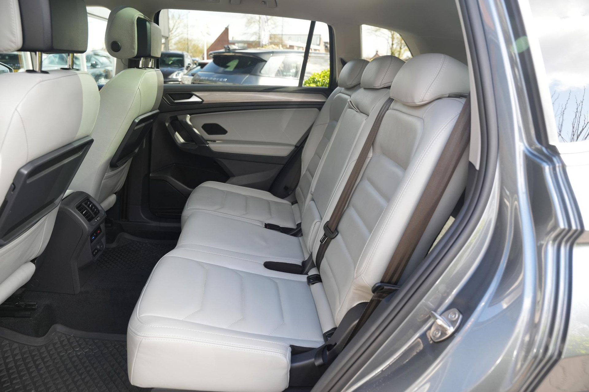 Volkswagen Tiguan Allspace 1.5 TSI Comfortline Business 2020 Platinum grey metallic 18