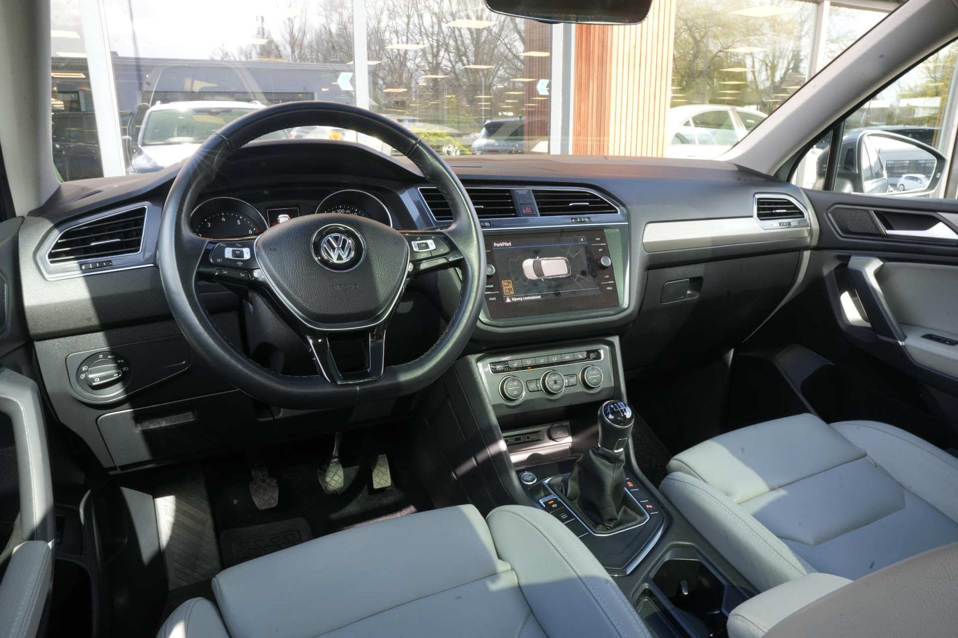 Volkswagen Tiguan Allspace 1.5 TSI Comfortline Business 2020 Platinum grey metallic 2
