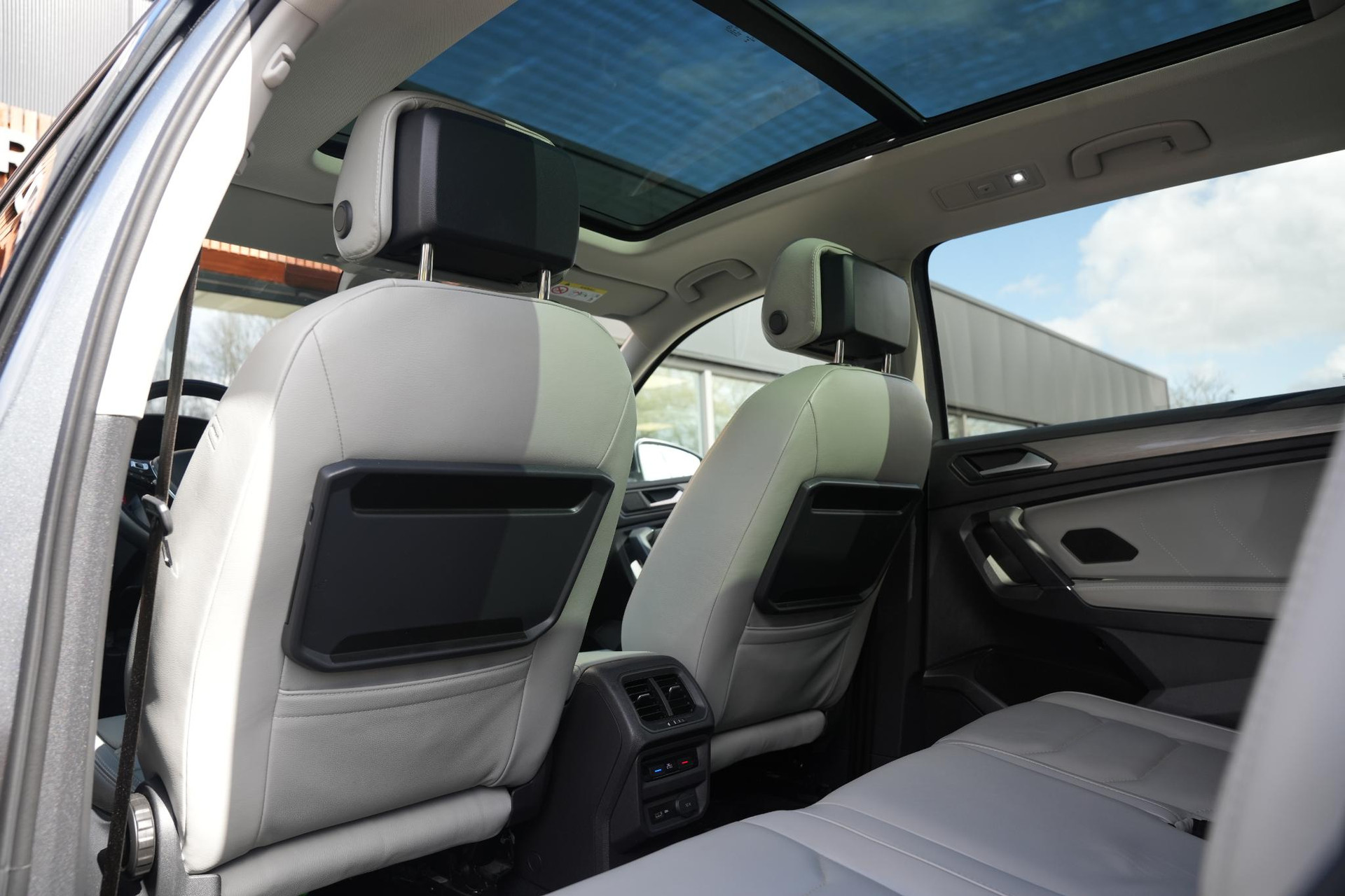 Volkswagen Tiguan Allspace 1.5 TSI Comfortline Business 2020 Platinum grey metallic 4