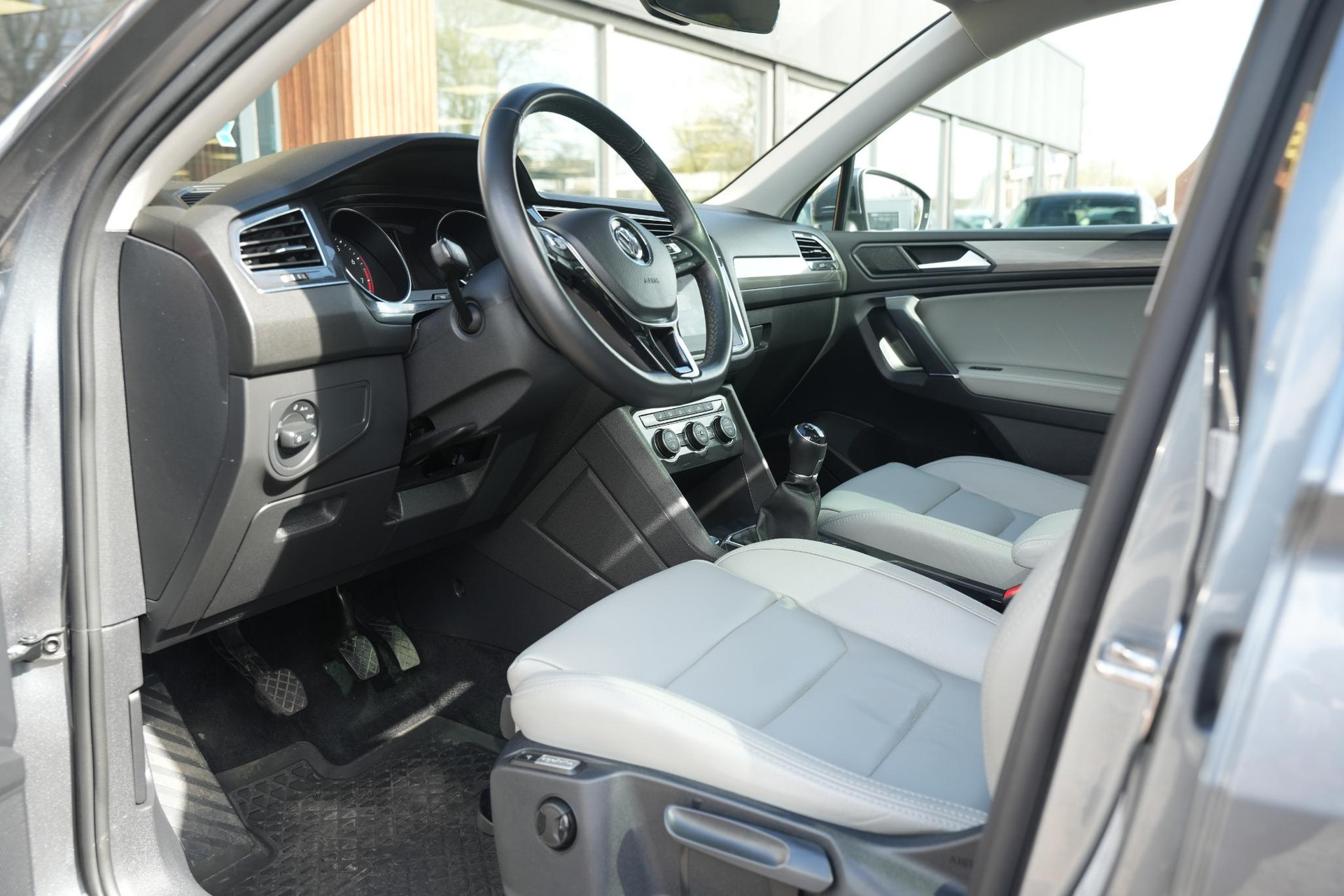 Volkswagen Tiguan Allspace 1.5 TSI Comfortline Business 2020 Platinum grey metallic 6