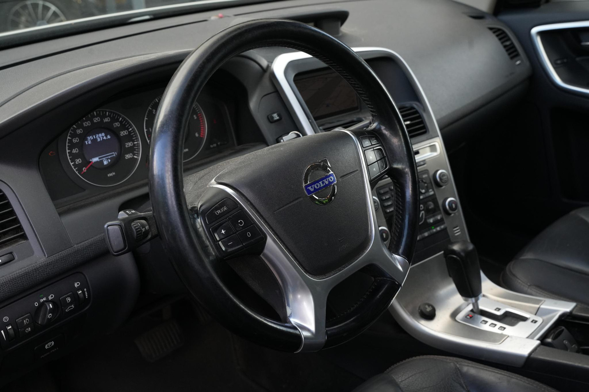 Volvo XC60 2.4D Momentum 2010 COSMIC WHITE (481) 13