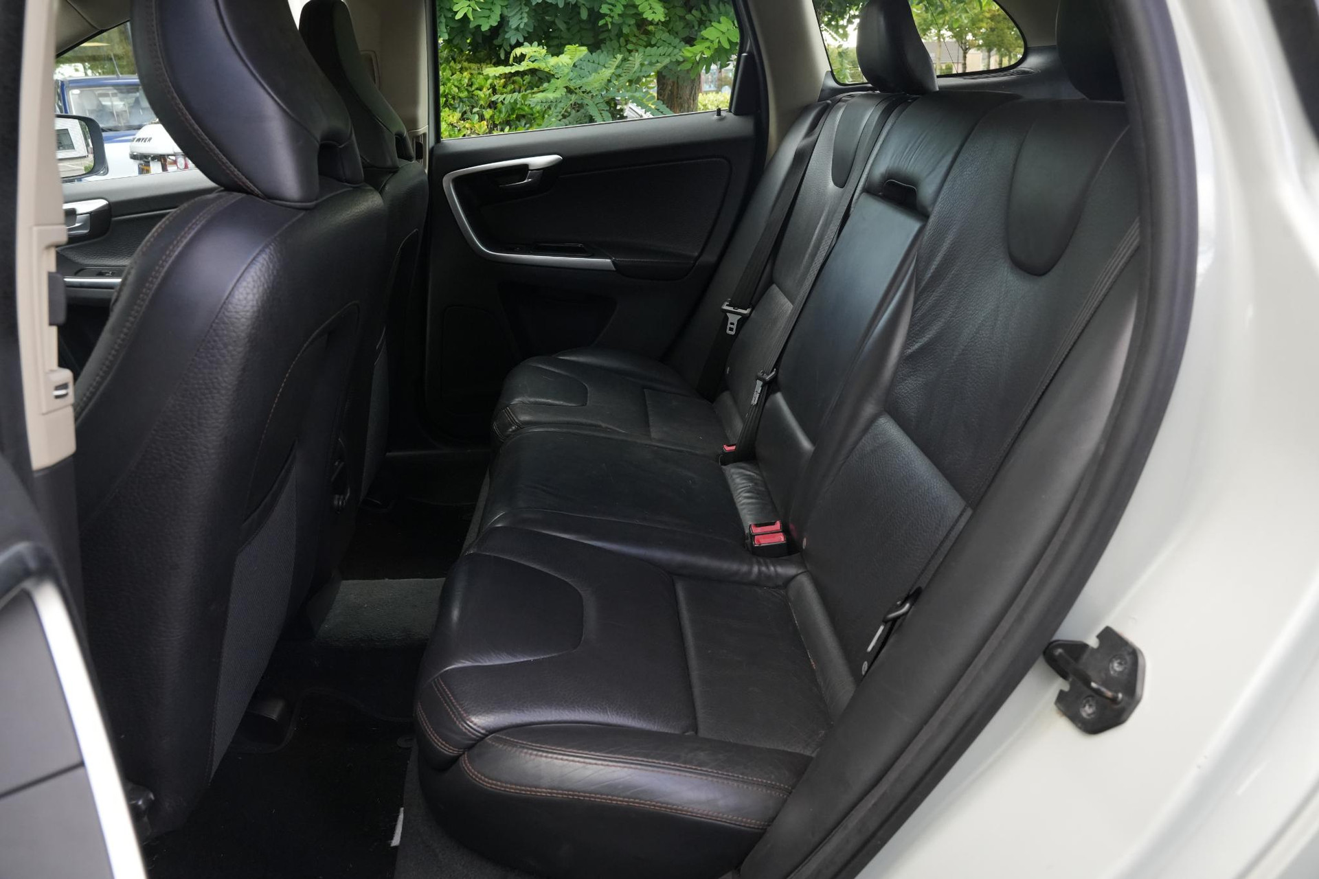 Volvo XC60 2.4D Momentum 2010 COSMIC WHITE (481) 19