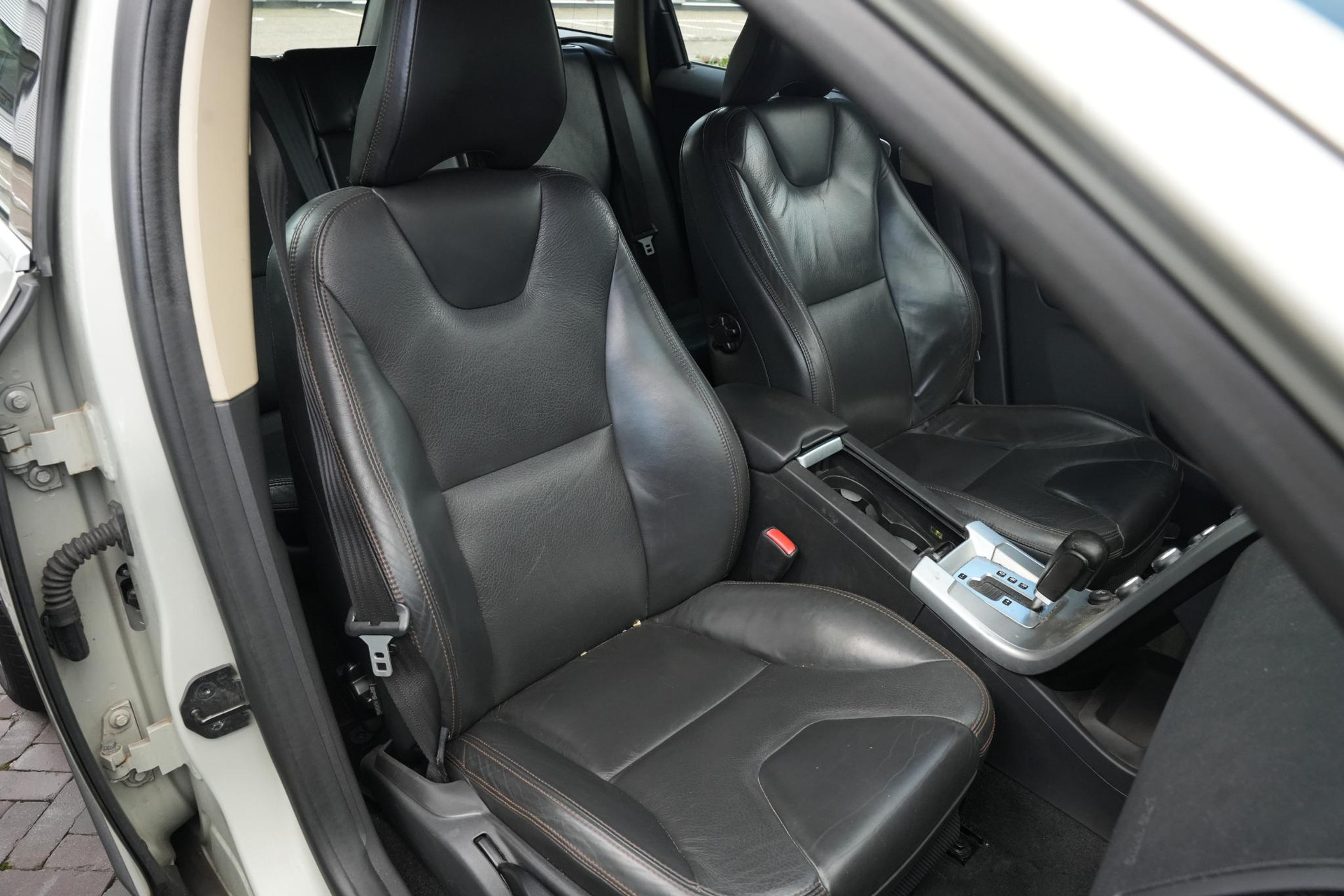 Volvo XC60 2.4D Momentum 2010 COSMIC WHITE (481) 20
