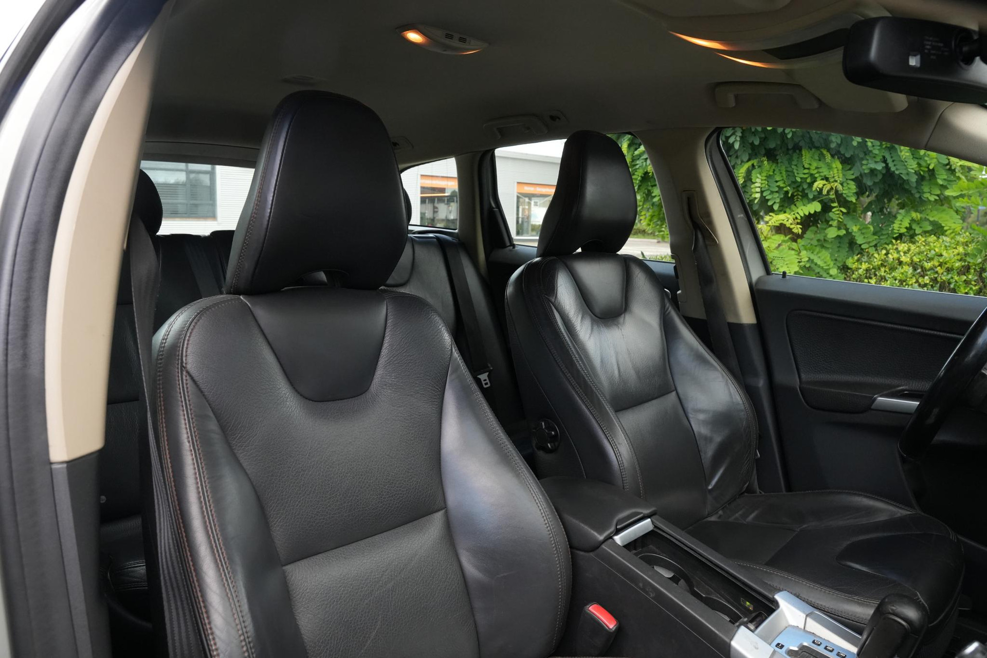 Volvo XC60 2.4D Momentum 2010 COSMIC WHITE (481) 21