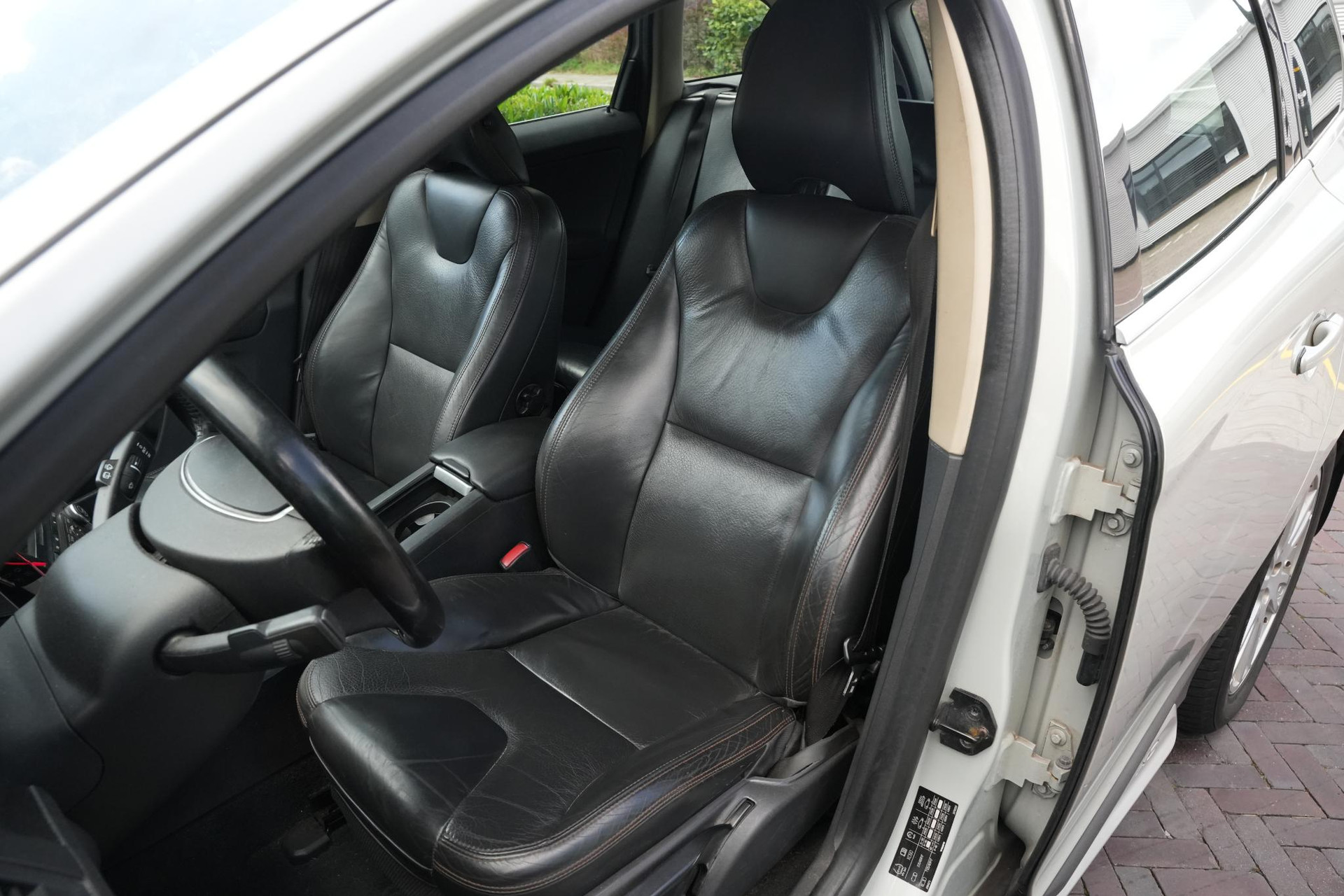 Volvo XC60 2.4D Momentum 2010 COSMIC WHITE (481) 4