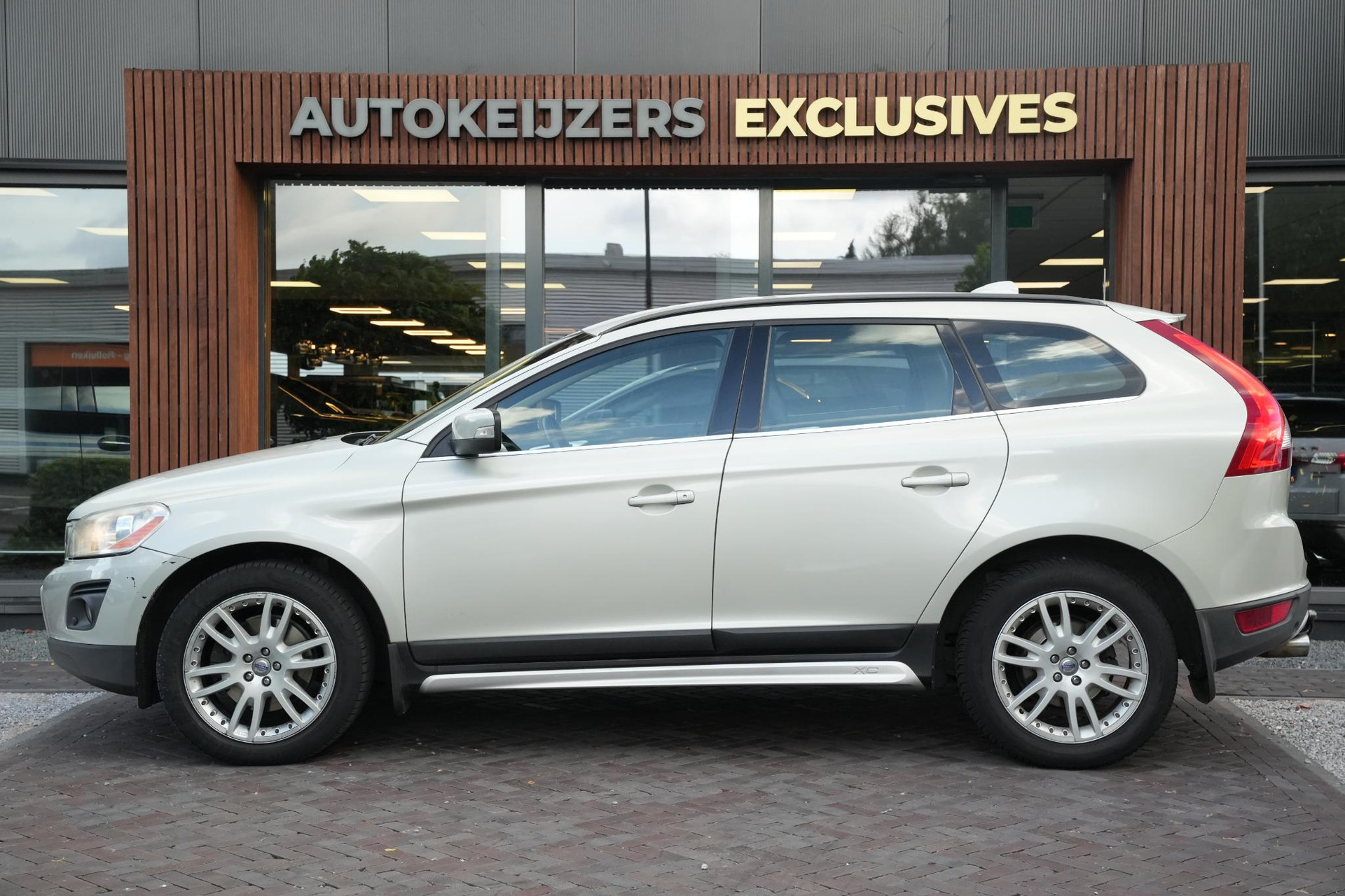 Volvo XC60 2.4D Momentum 2010 COSMIC WHITE (481) 5