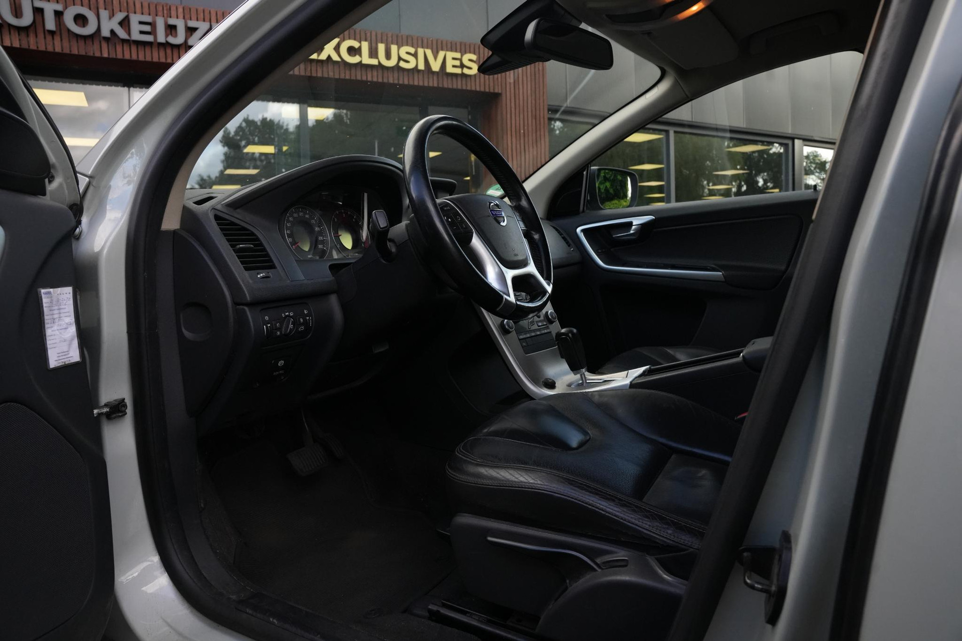 Volvo XC60 2.4D Momentum 2010 COSMIC WHITE (481) 6