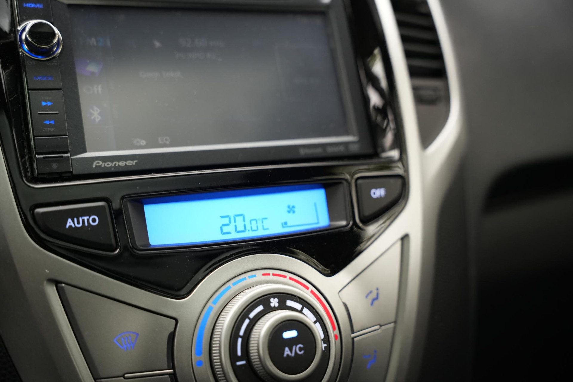 Hyundai ix20 1.4i i-Vision 2012 Phantom Black Metallic/Phantom Black Pearl (PAE) 32