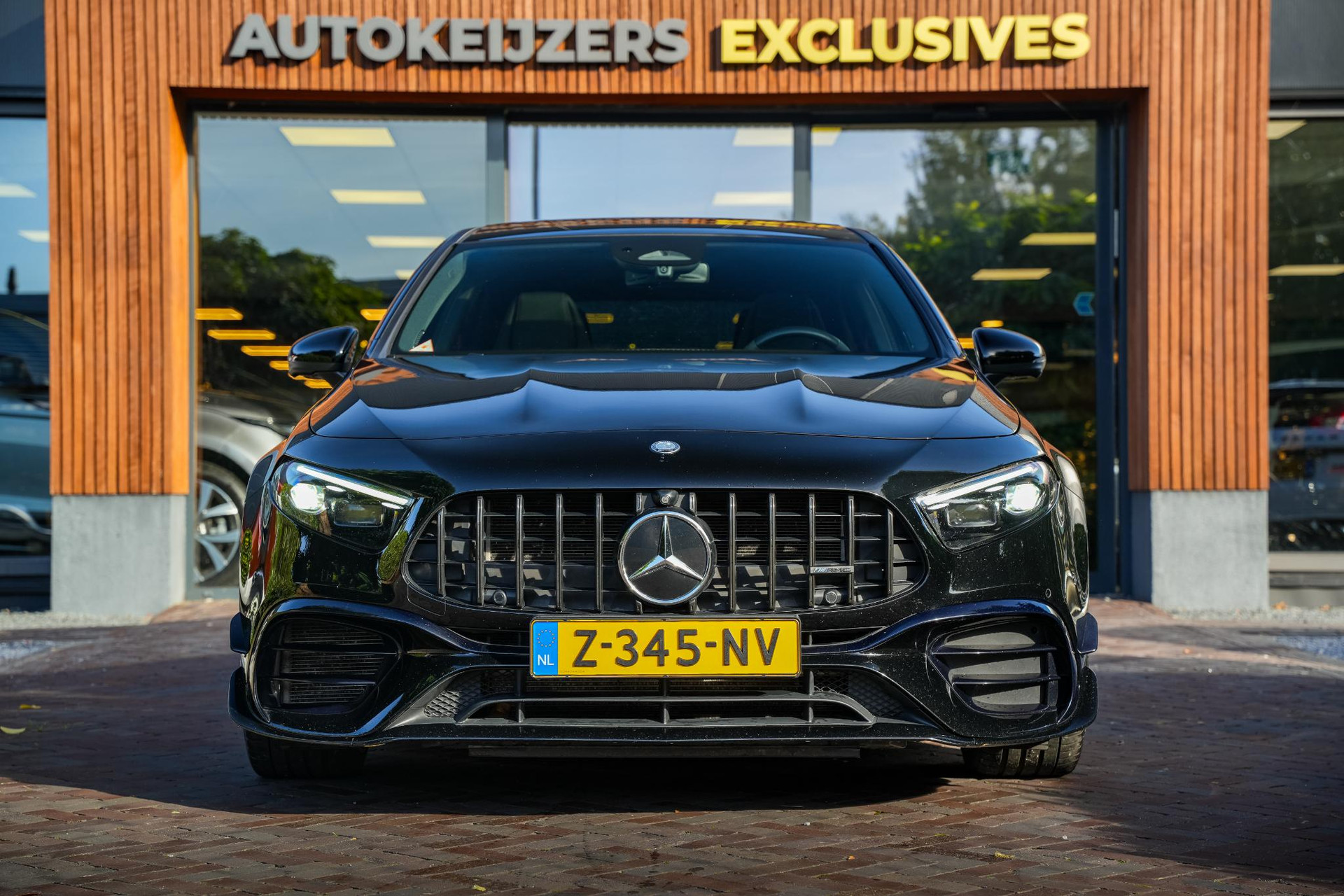 Mercedes-Benz A-Klasse AMG 45 S 4MATIC+ 2023 NIGHT BLACK - STANDARD FINISH (696U) 3