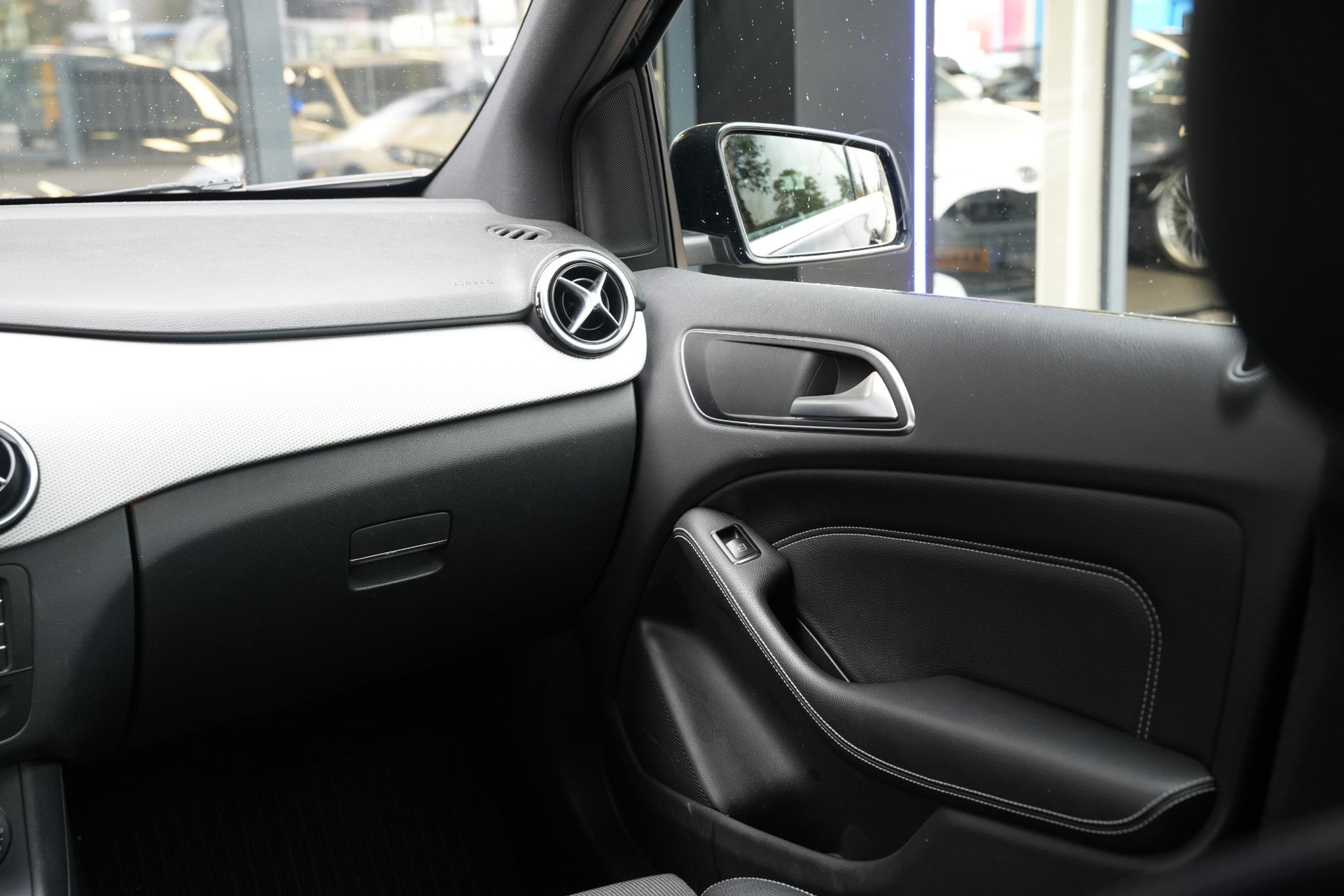 Mercedes-Benz B-Klasse 200 Ambition 2016 KOSMOSBLACK - MET. (191U) 25