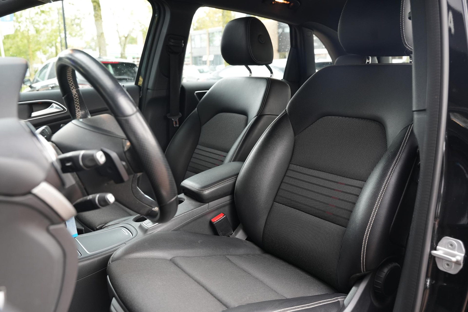Mercedes-Benz B-Klasse 200 Ambition 2016 KOSMOSBLACK - MET. (191U) 4