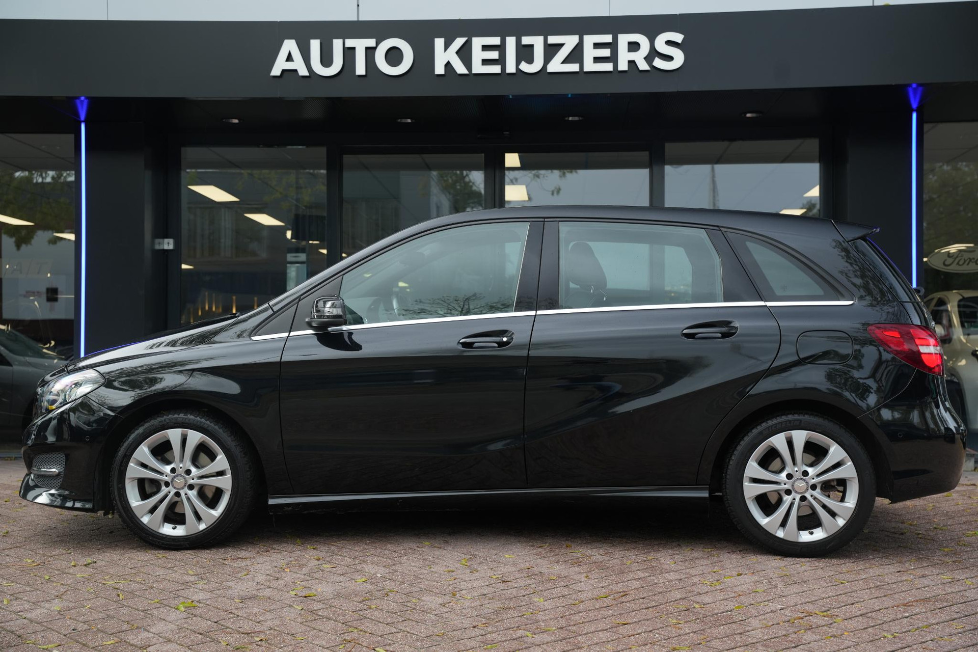 Mercedes-Benz B-Klasse 200 Ambition 2016 KOSMOSBLACK - MET. (191U) 7