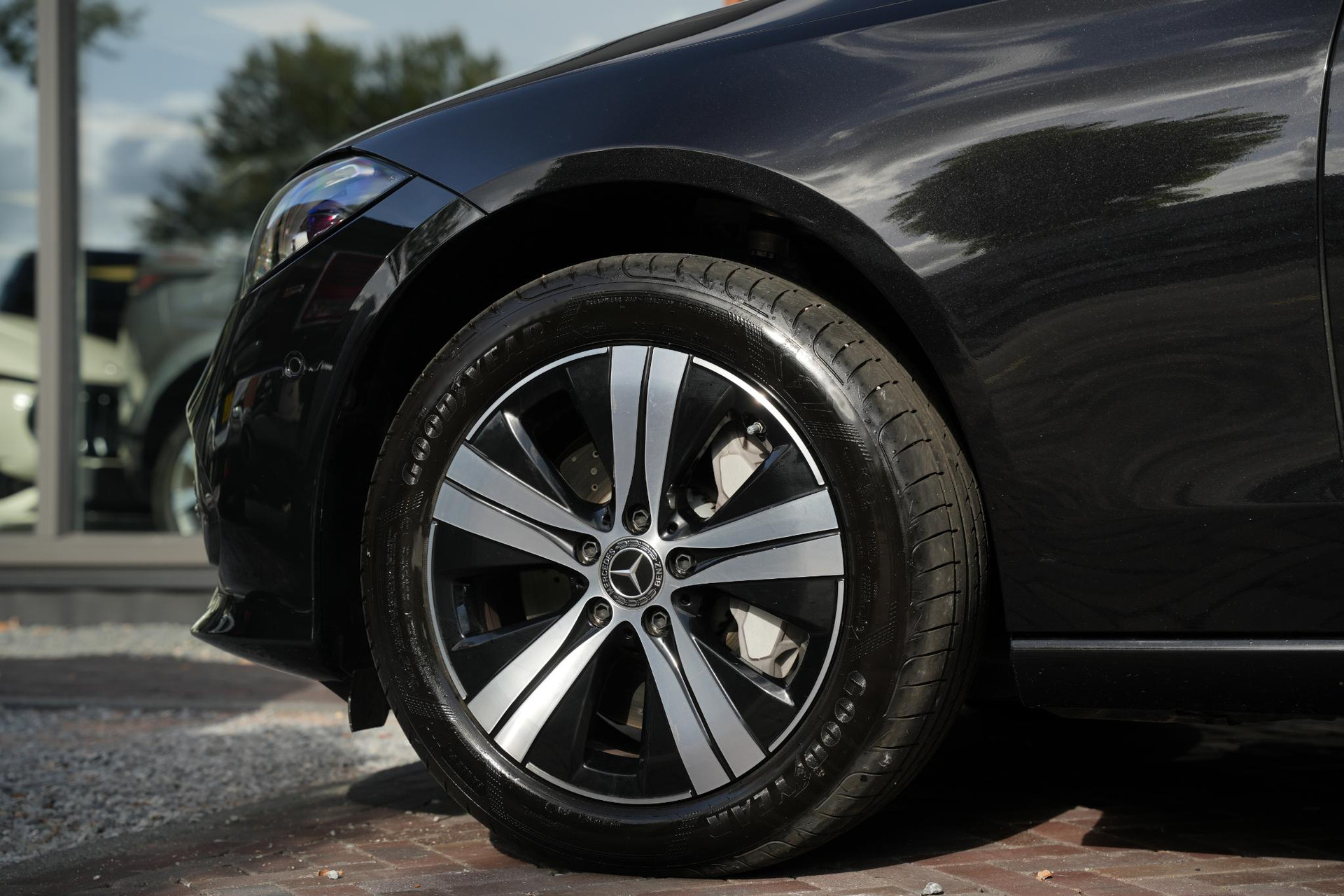Mercedes-Benz C-Klasse 300 e Business Solution 2025 Obsidian black - metallic finish (197U) 10