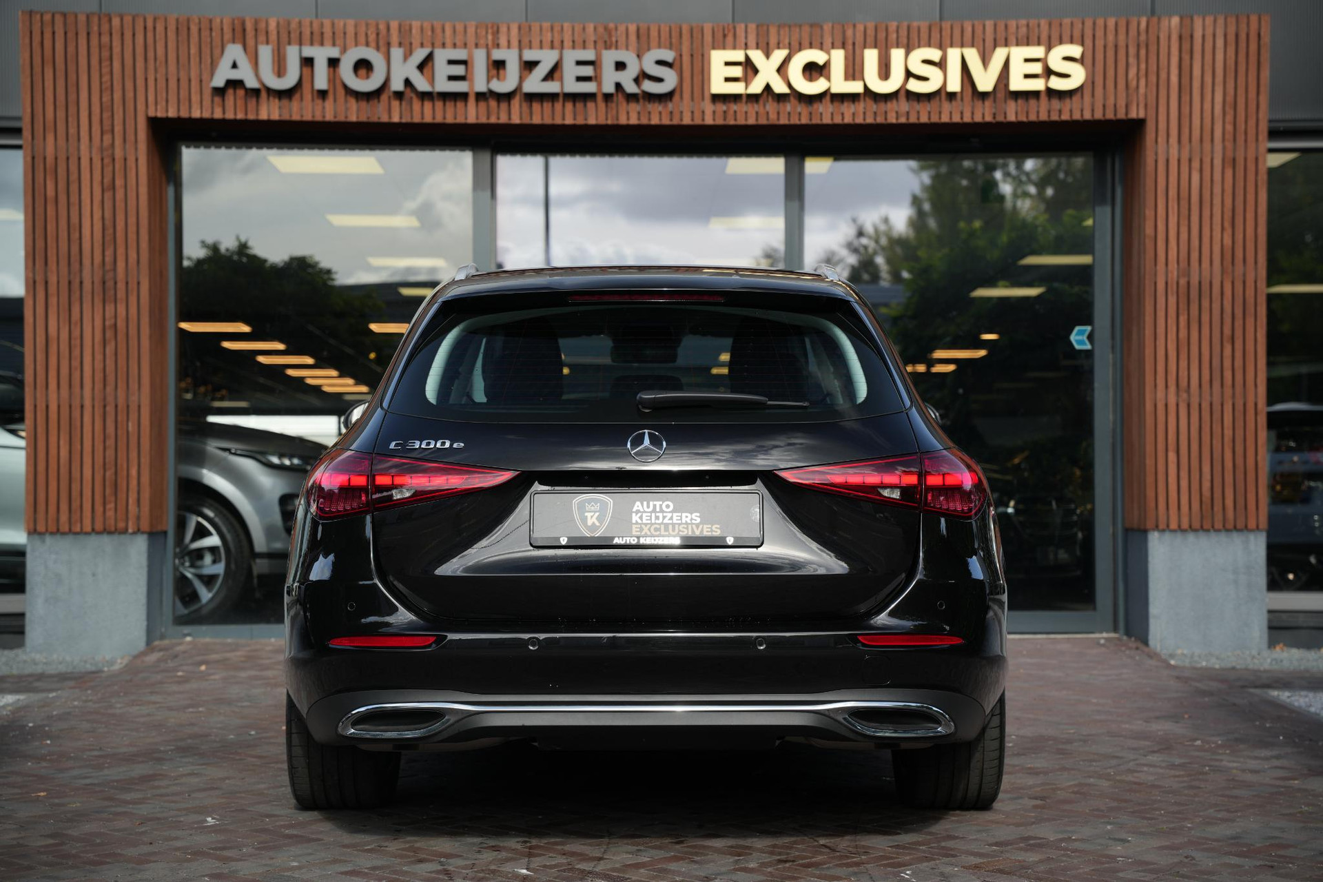 Mercedes-Benz C-Klasse 300 e Business Solution 2025 Obsidian black - metallic finish (197U) 11