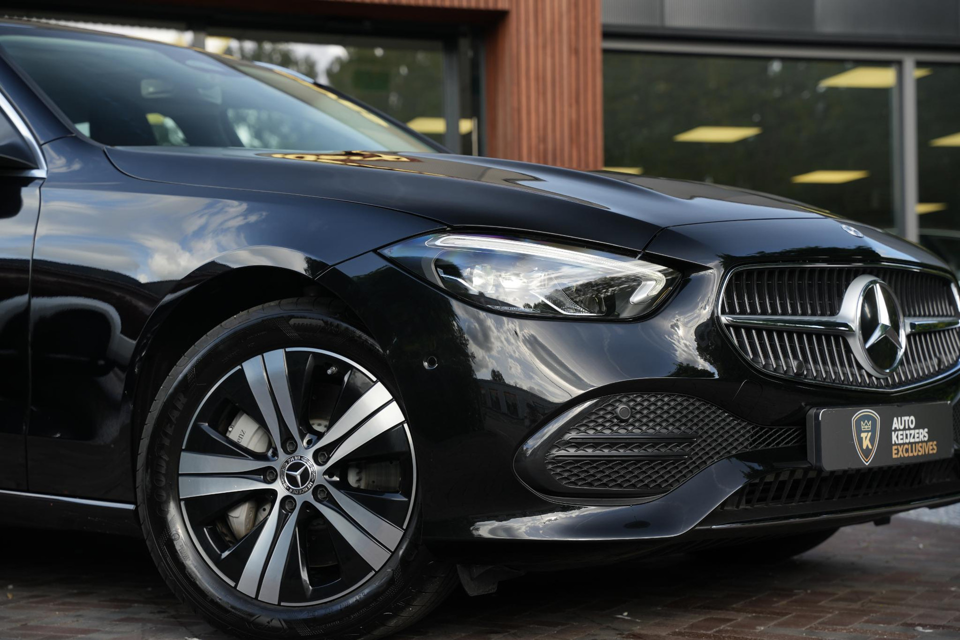 Mercedes-Benz C-Klasse 300 e Business Solution 2025 Obsidian black - metallic finish (197U) 14