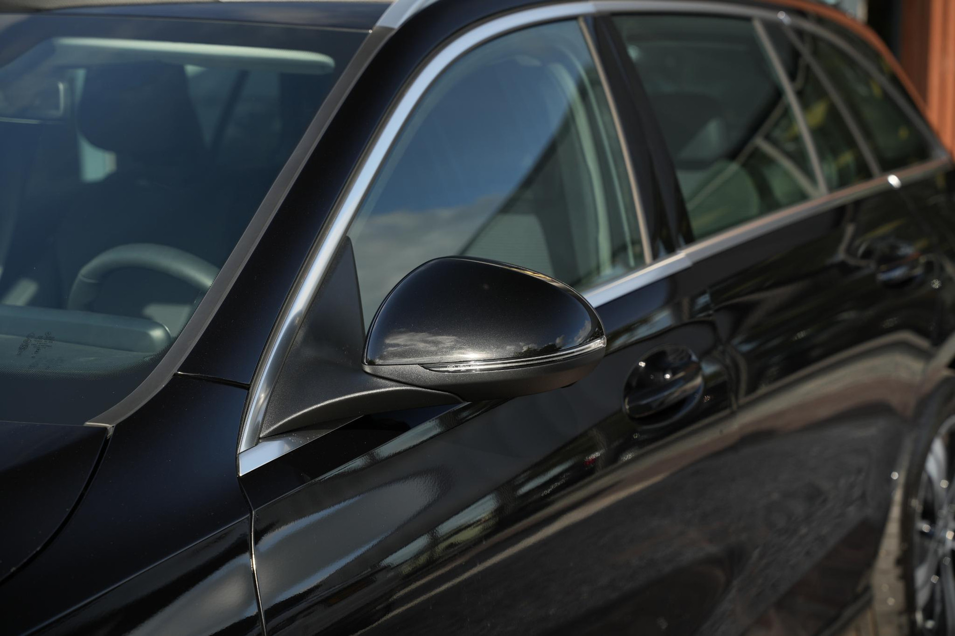 Mercedes-Benz C-Klasse 300 e Business Solution 2025 Obsidian black - metallic finish (197U) 17