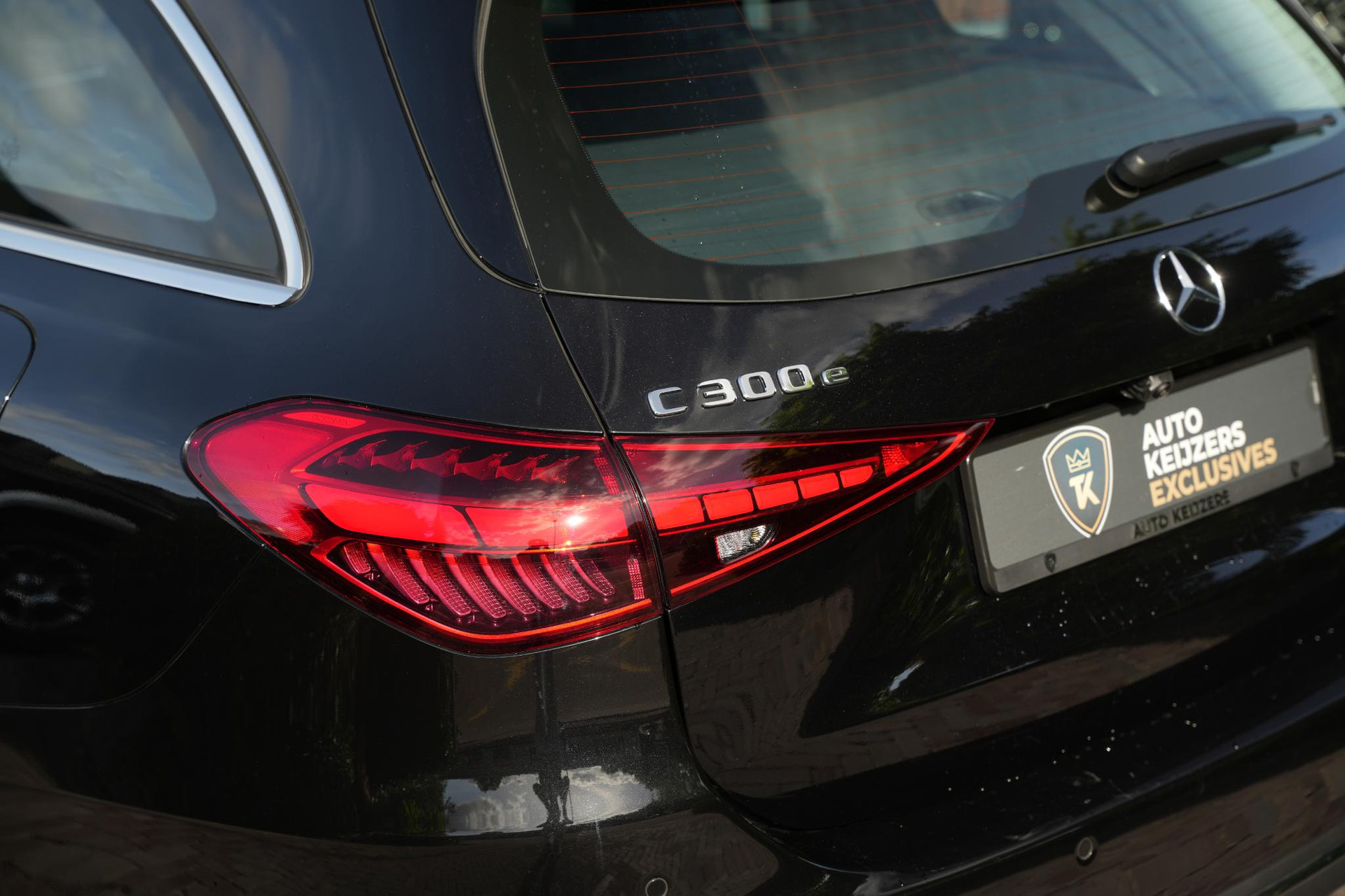 Mercedes-Benz C-Klasse 300 e Business Solution 2025 Obsidian black - metallic finish (197U) 18