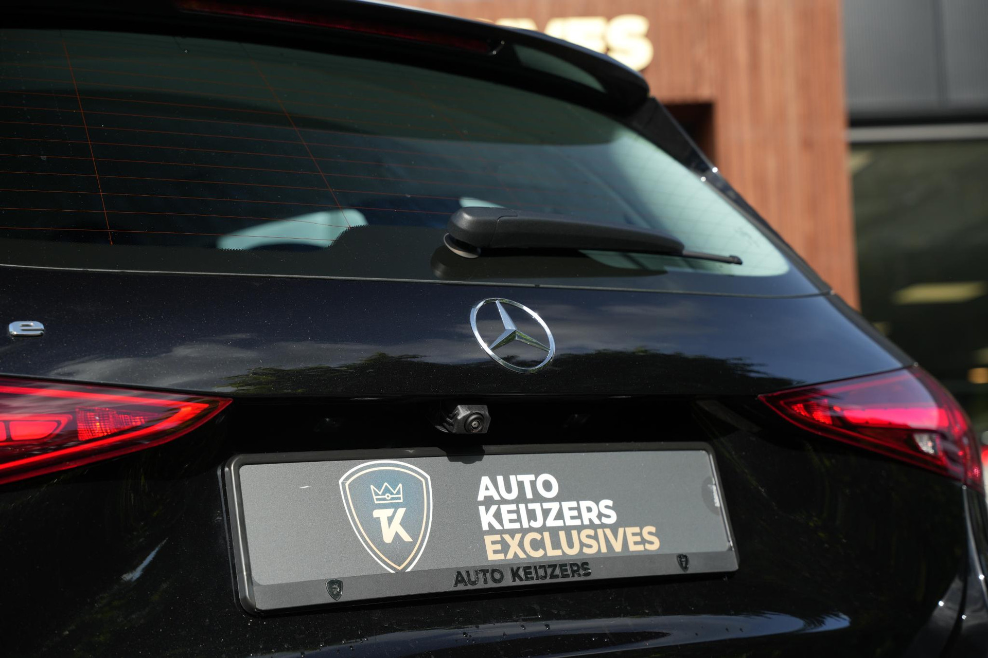 Mercedes-Benz C-Klasse 300 e Business Solution 2025 Obsidian black - metallic finish (197U) 19