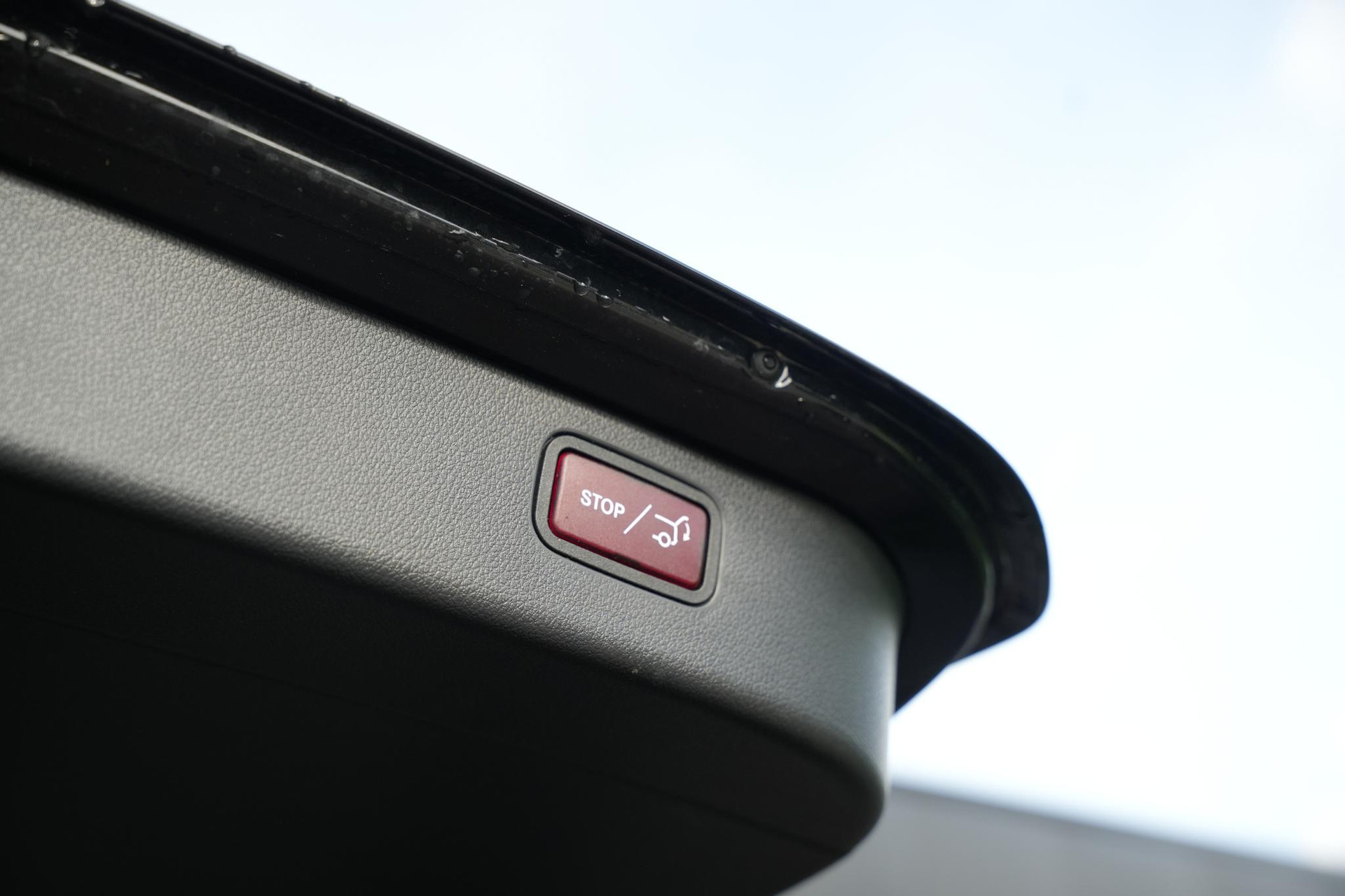 Mercedes-Benz C-Klasse 300 e Business Solution 2025 Obsidian black - metallic finish (197U) 20