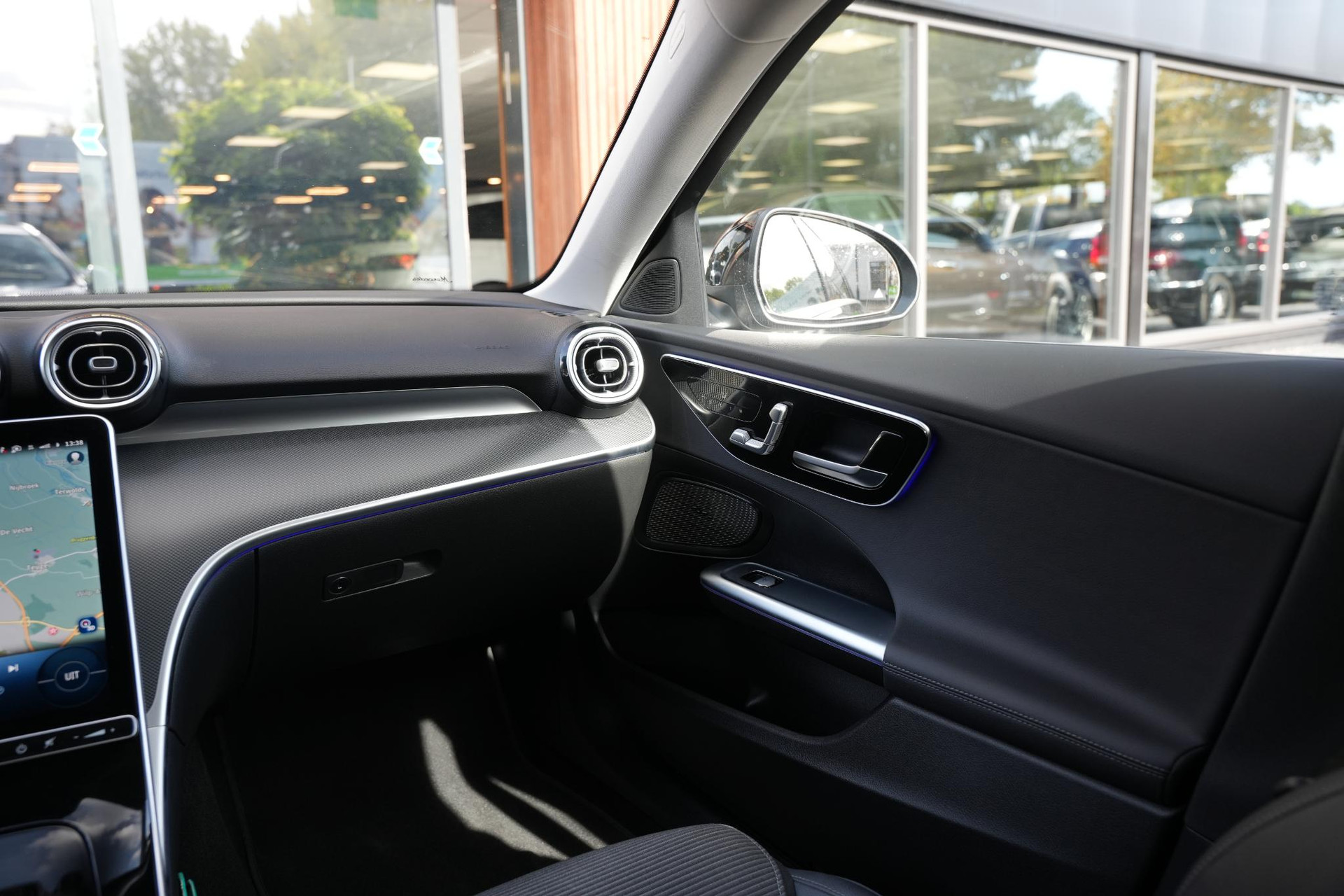 Mercedes-Benz C-Klasse 300 e Business Solution 2025 Obsidian black - metallic finish (197U) 26