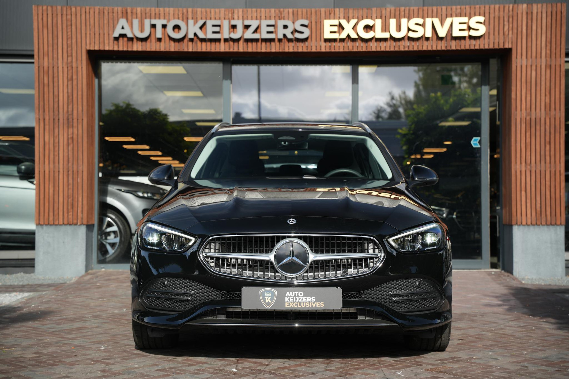 Mercedes-Benz C-Klasse 300 e Business Solution 2025 Obsidian black - metallic finish (197U) 3