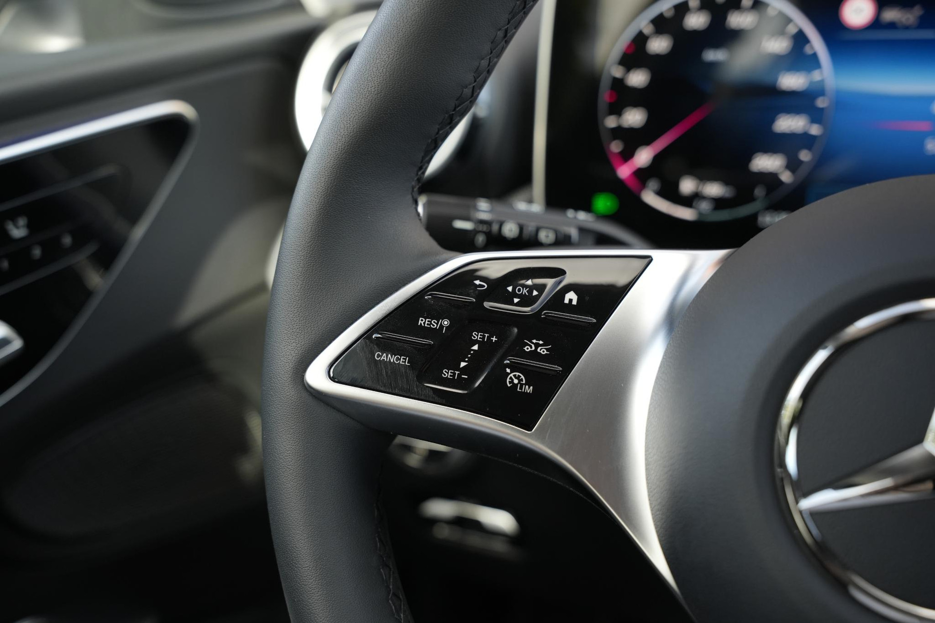 Mercedes-Benz C-Klasse 300 e Business Solution 2025 Obsidian black - metallic finish (197U) 34