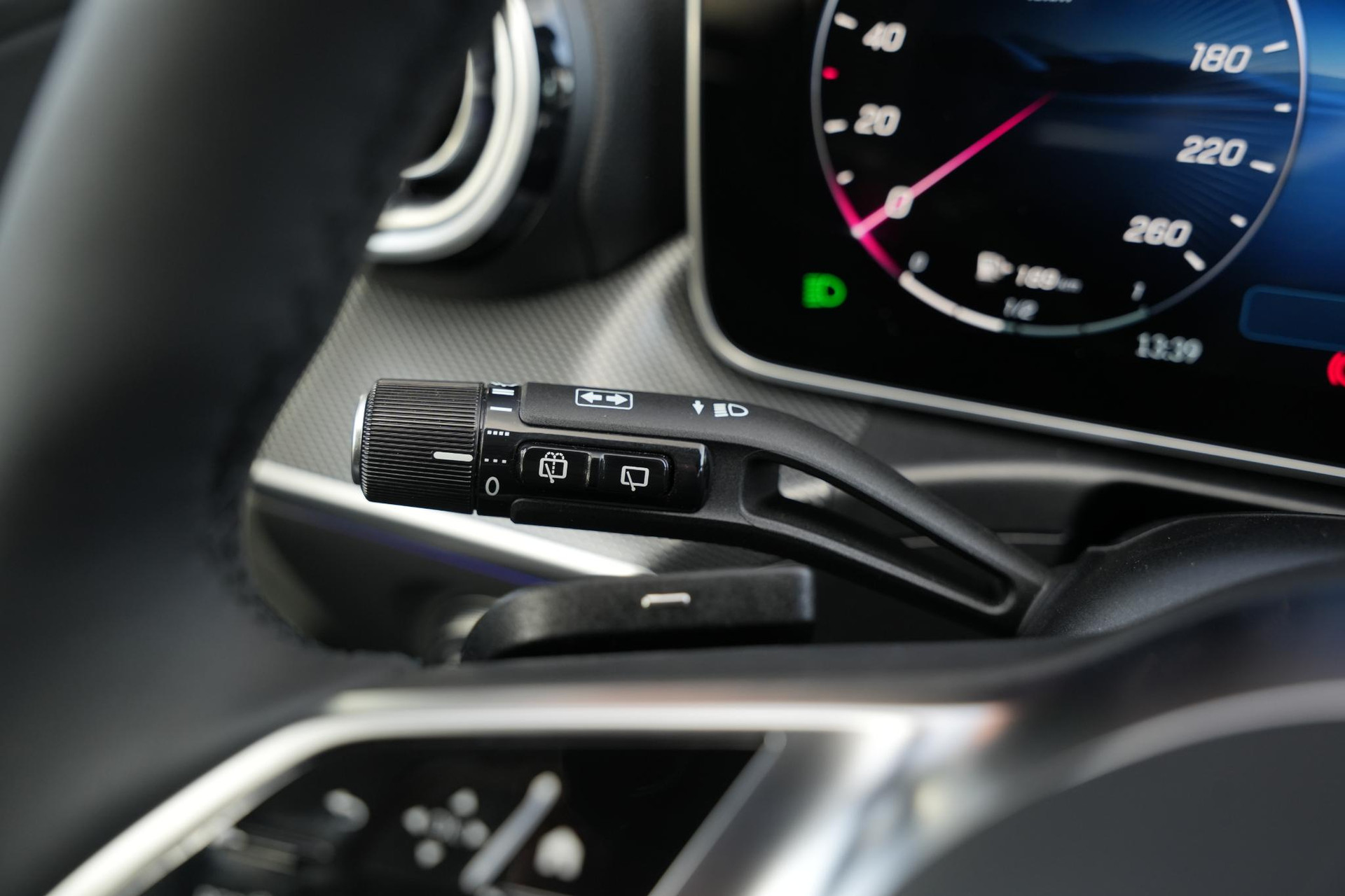 Mercedes-Benz C-Klasse 300 e Business Solution 2025 Obsidian black - metallic finish (197U) 35