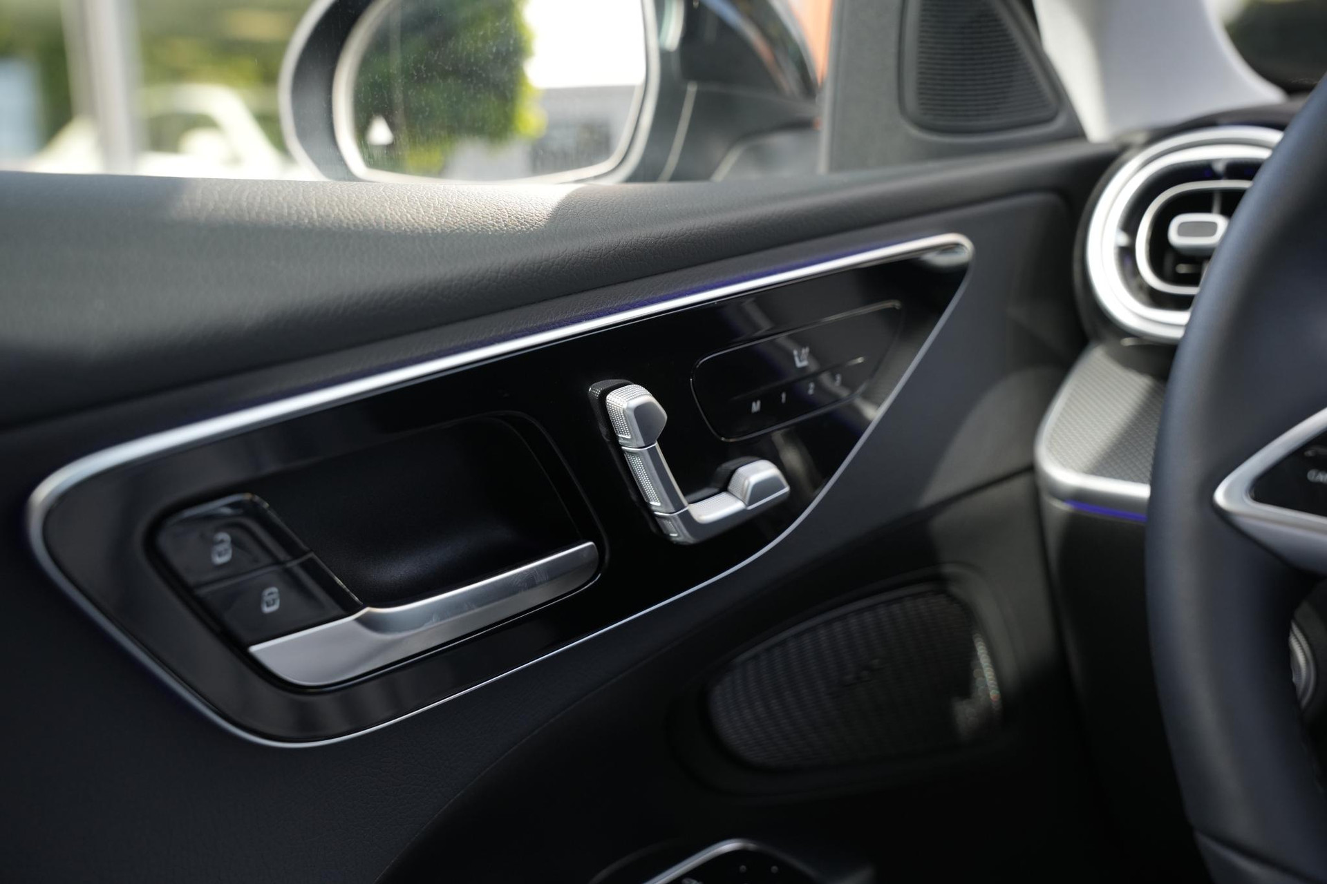 Mercedes-Benz C-Klasse 300 e Business Solution 2025 Obsidian black - metallic finish (197U) 36