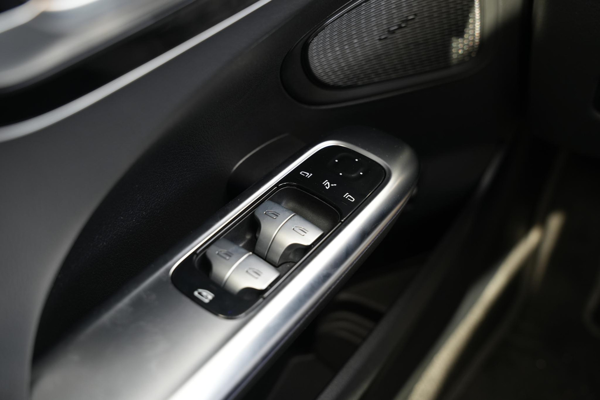 Mercedes-Benz C-Klasse 300 e Business Solution 2025 Obsidian black - metallic finish (197U) 37