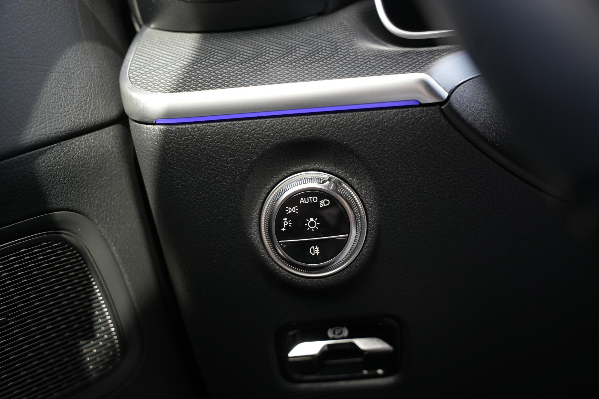 Mercedes-Benz C-Klasse 300 e Business Solution 2025 Obsidian black - metallic finish (197U) 38