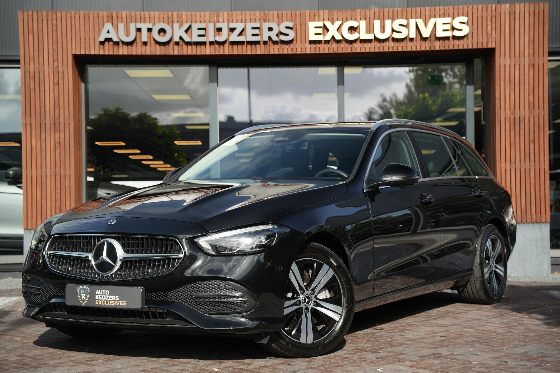 Mercedes-Benz C-Klasse 300 e Business Solution 2025 Obsidian black - metallic finish (197U) 5