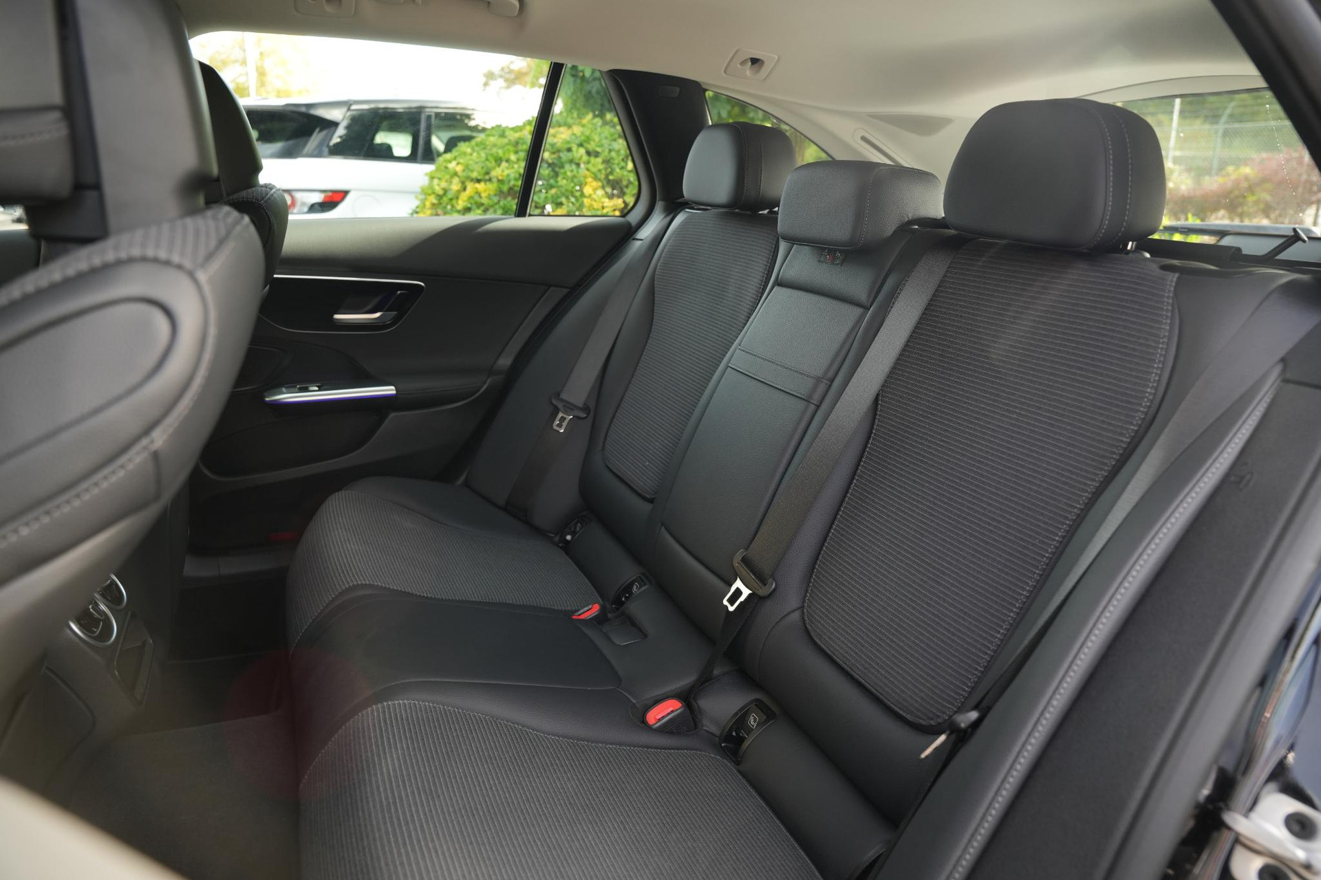 Mercedes-Benz C-Klasse 300 e Business Solution 2025 Obsidian black - metallic finish (197U) 6
