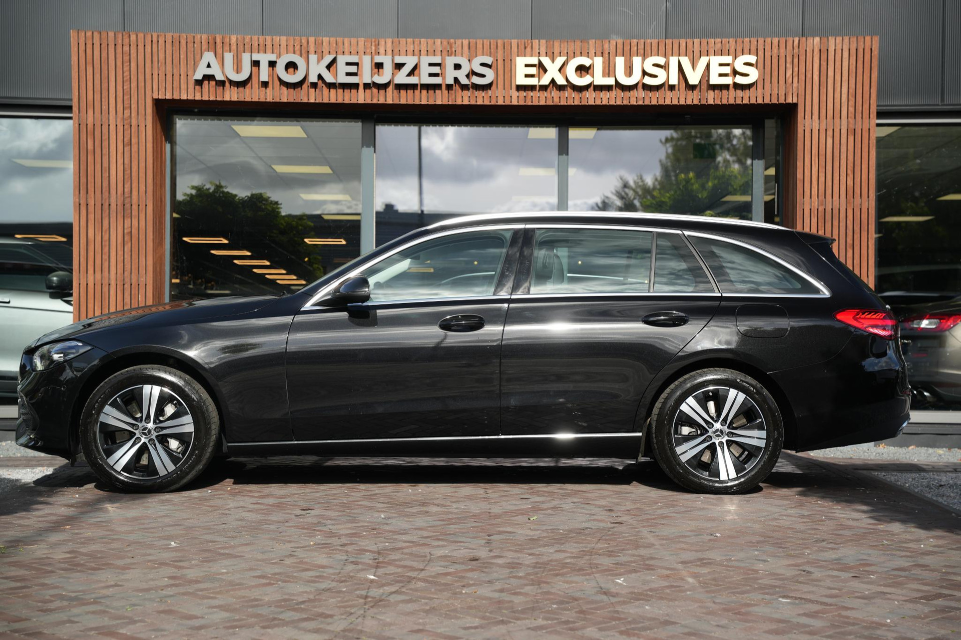 Mercedes-Benz C-Klasse 300 e Business Solution 2025 Obsidian black - metallic finish (197U) 7