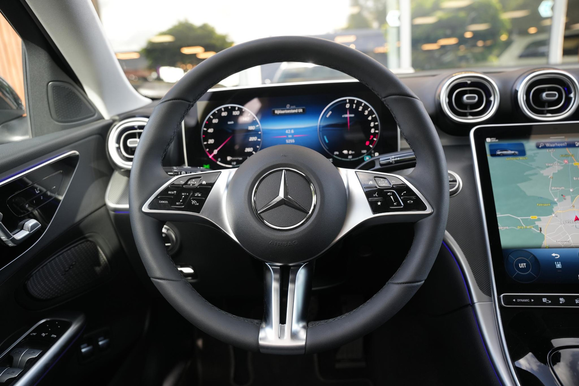 Mercedes-Benz C-Klasse 300 e Business Solution 2025 Obsidian black - metallic finish (197U) 8