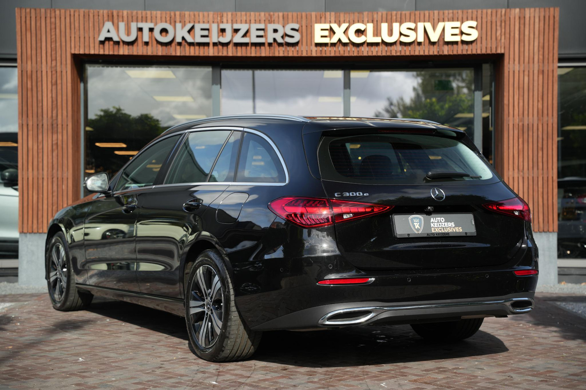 Mercedes-Benz C-Klasse 300 e Business Solution 2025 Obsidian black - metallic finish (197U) 9