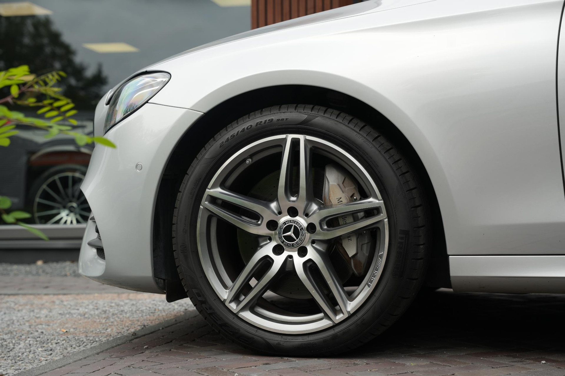 Mercedes-Benz E-Klasse 400 4Matic Premium Plus AMG 2017 IRIDIUM SILVER - METALLIC FINISH (775U) 10