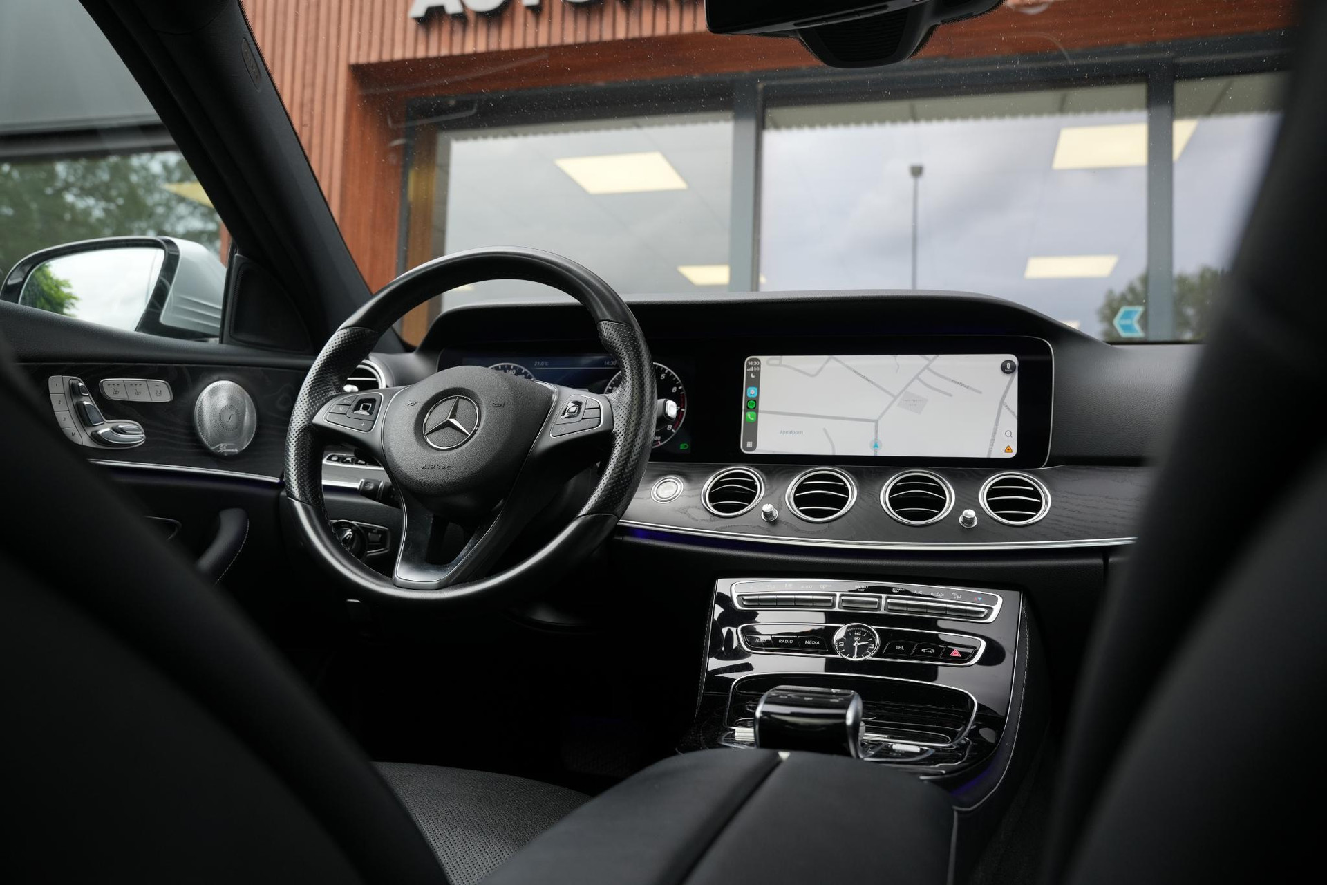 Mercedes-Benz E-Klasse 400 4Matic Premium Plus AMG 2017 IRIDIUM SILVER - METALLIC FINISH (775U) 15