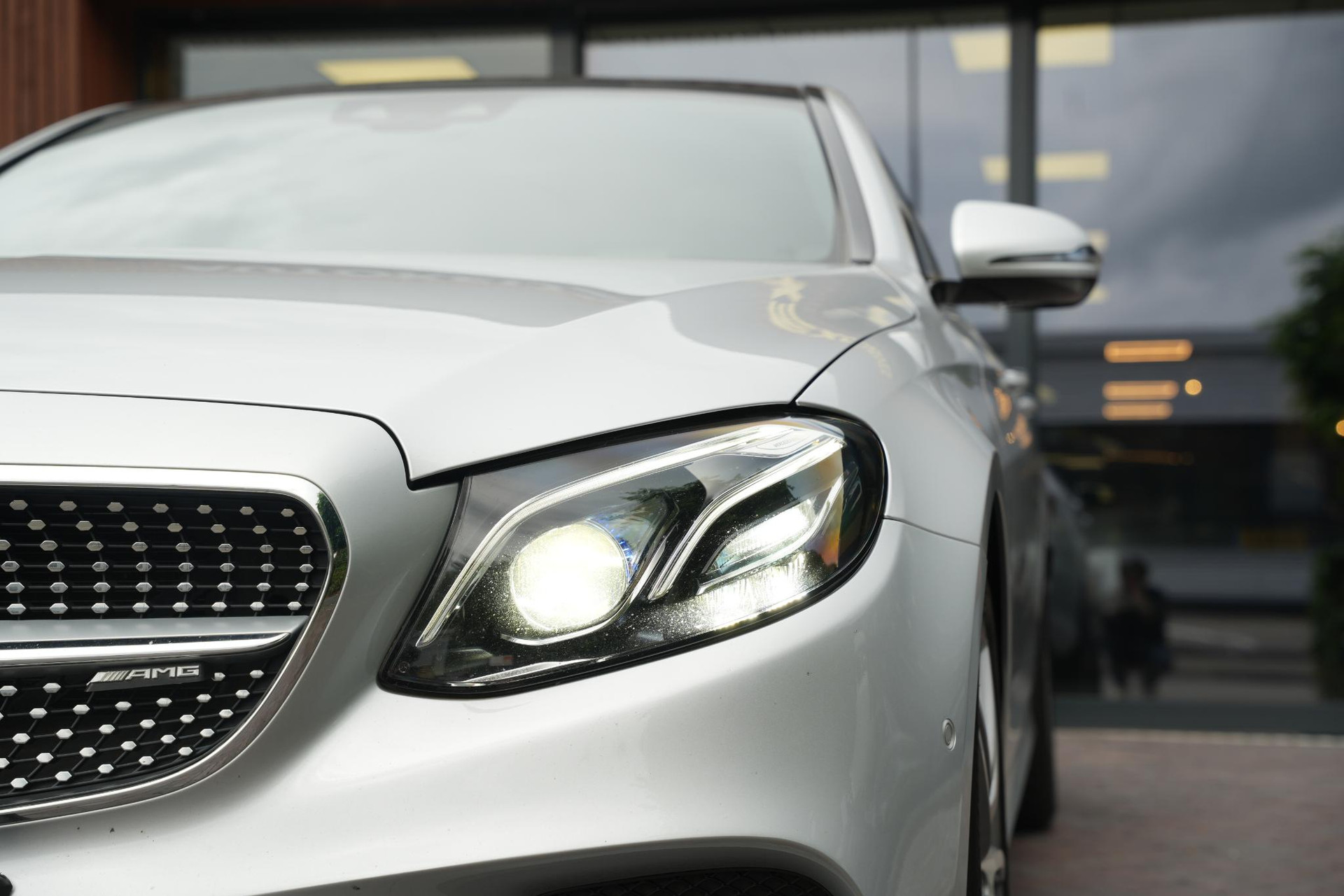 Mercedes-Benz E-Klasse 400 4Matic Premium Plus AMG 2017 IRIDIUM SILVER - METALLIC FINISH (775U) 18