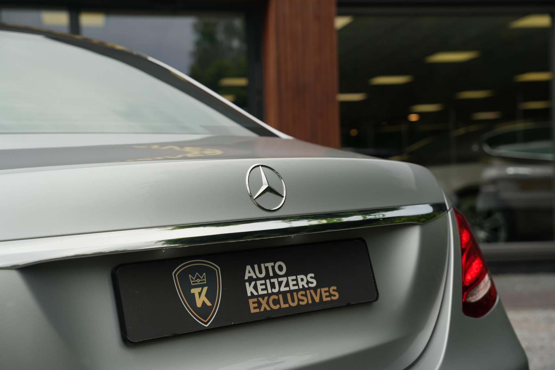 Mercedes-Benz E-Klasse 400 4Matic Premium Plus AMG 2017 IRIDIUM SILVER - METALLIC FINISH (775U) 23