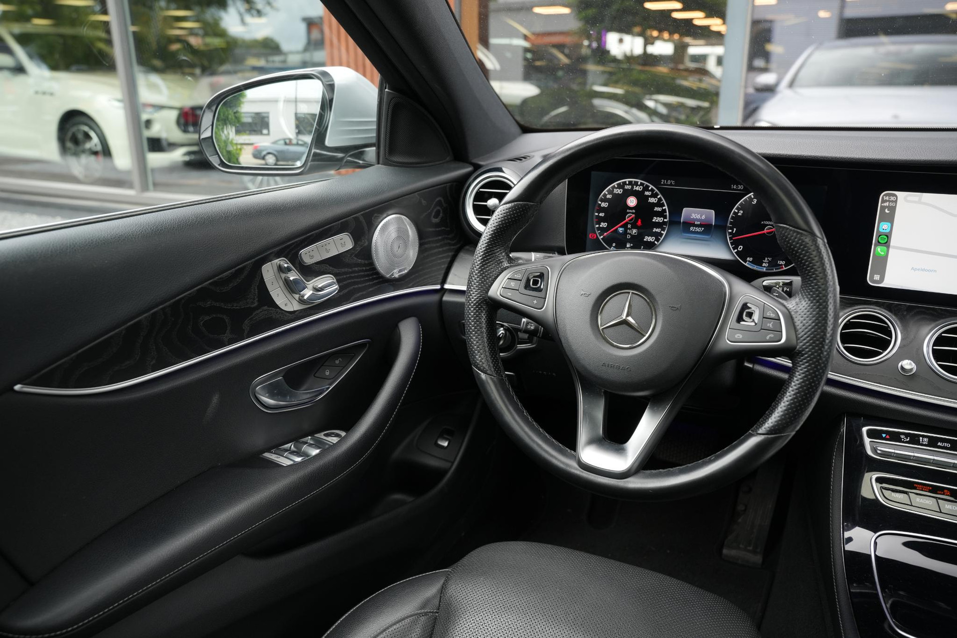 Mercedes-Benz E-Klasse 400 4Matic Premium Plus AMG 2017 IRIDIUM SILVER - METALLIC FINISH (775U) 31