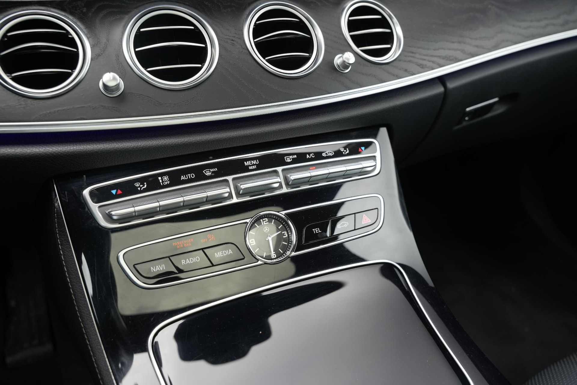 Mercedes-Benz E-Klasse 400 4Matic Premium Plus AMG 2017 IRIDIUM SILVER - METALLIC FINISH (775U) 33