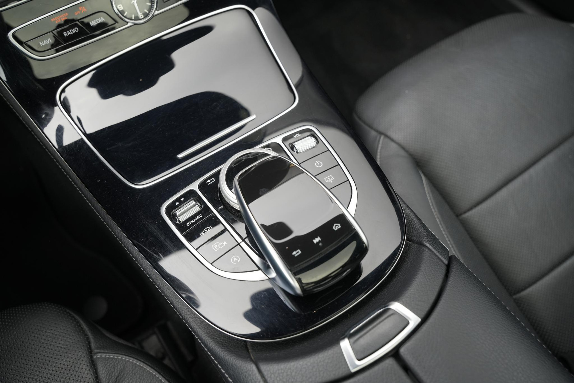 Mercedes-Benz E-Klasse 400 4Matic Premium Plus AMG 2017 IRIDIUM SILVER - METALLIC FINISH (775U) 34
