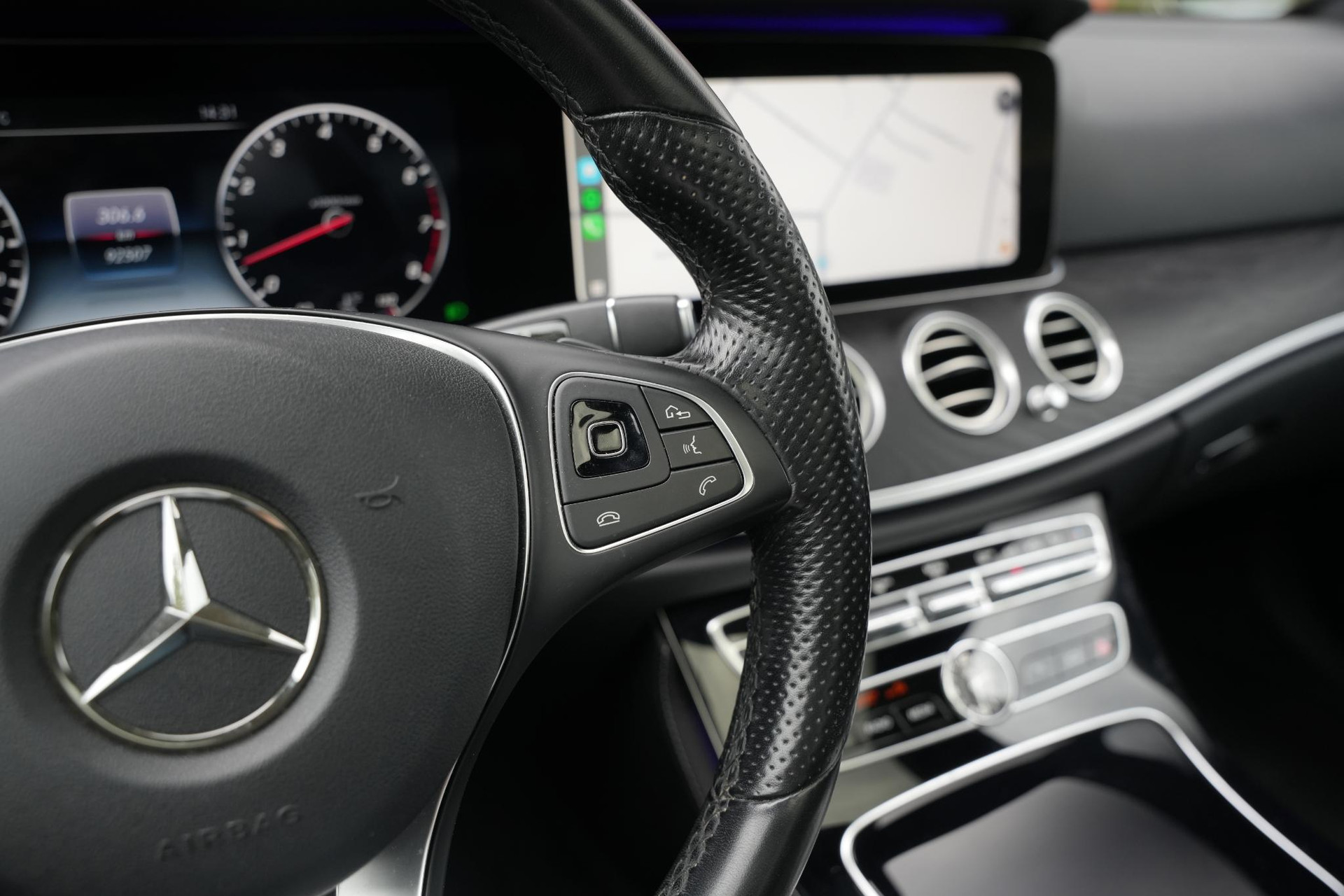 Mercedes-Benz E-Klasse 400 4Matic Premium Plus AMG 2017 IRIDIUM SILVER - METALLIC FINISH (775U) 35